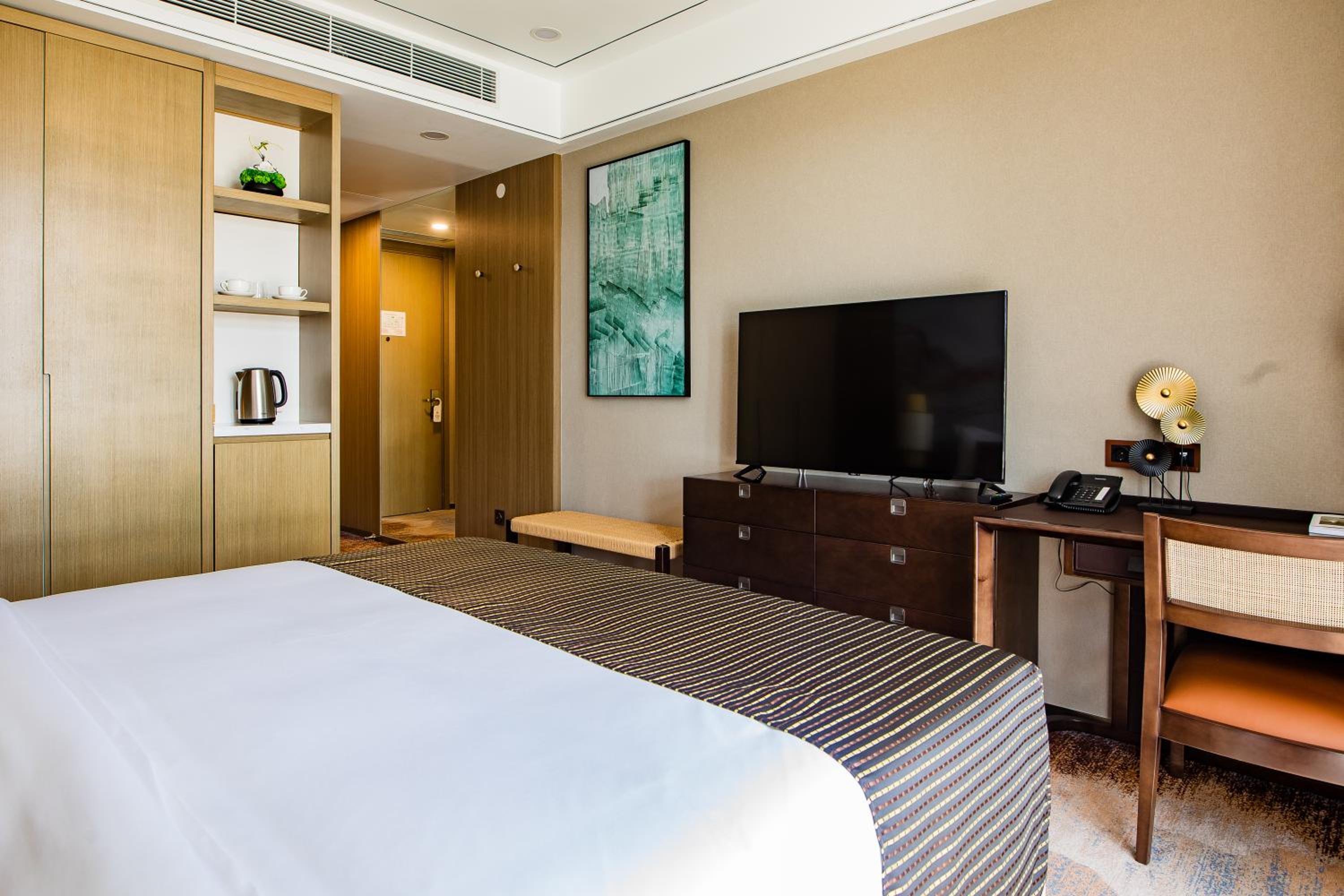 Standard King Room with Free Parking - Photo 4