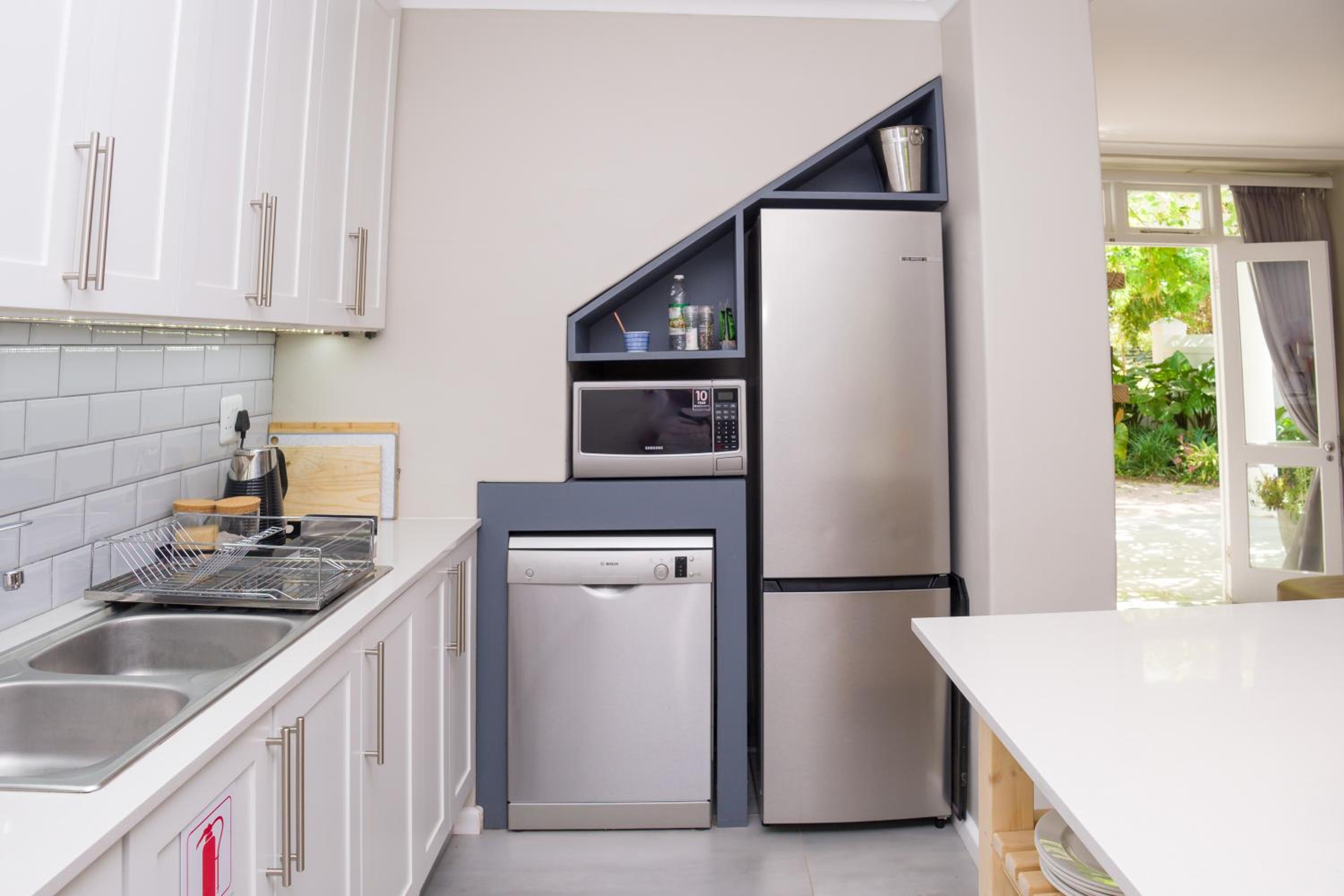 Two-Bedroom House - Photo 2