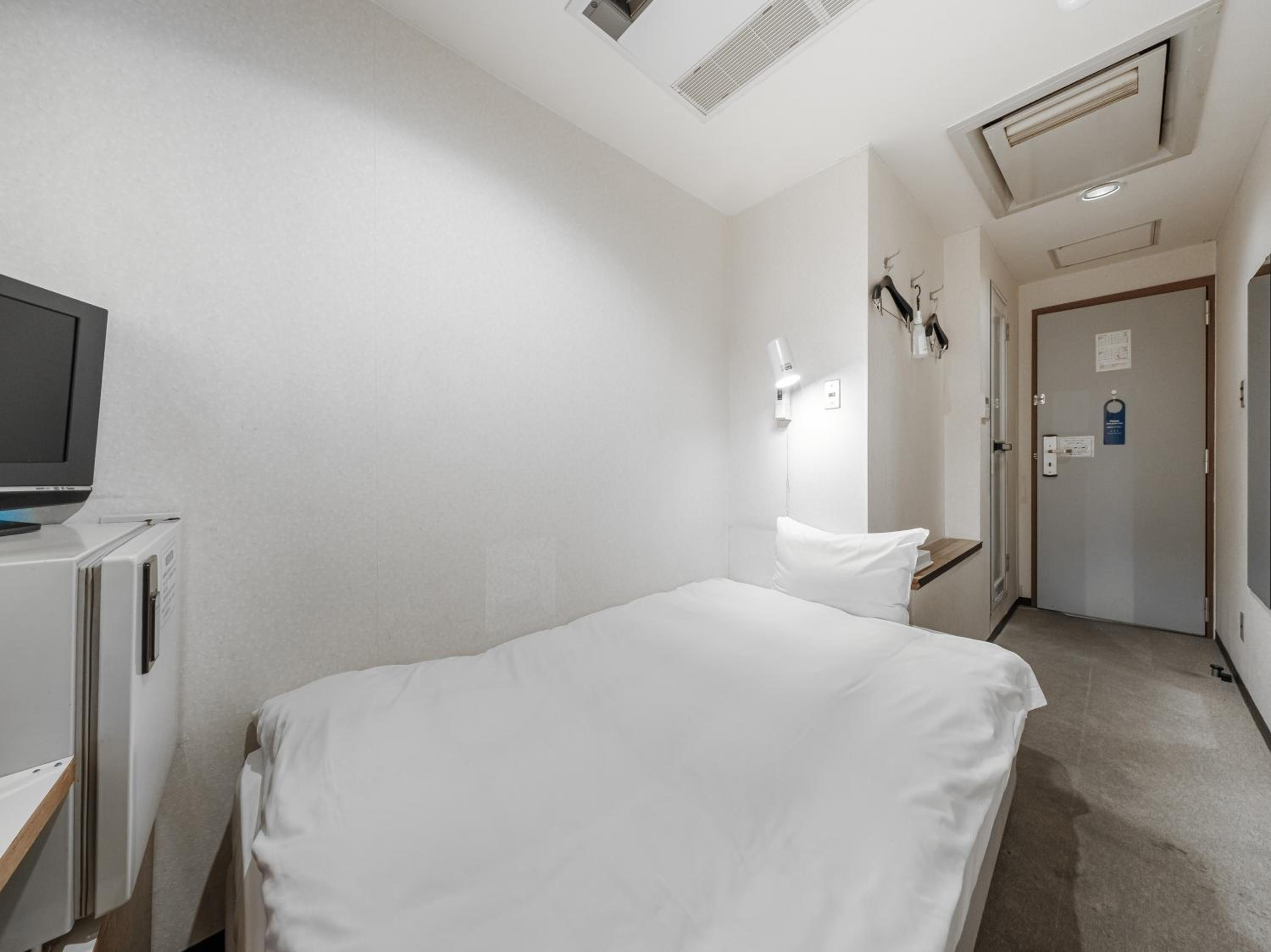 Single Room with Small Double Bed - Smoking - Annex photo 1