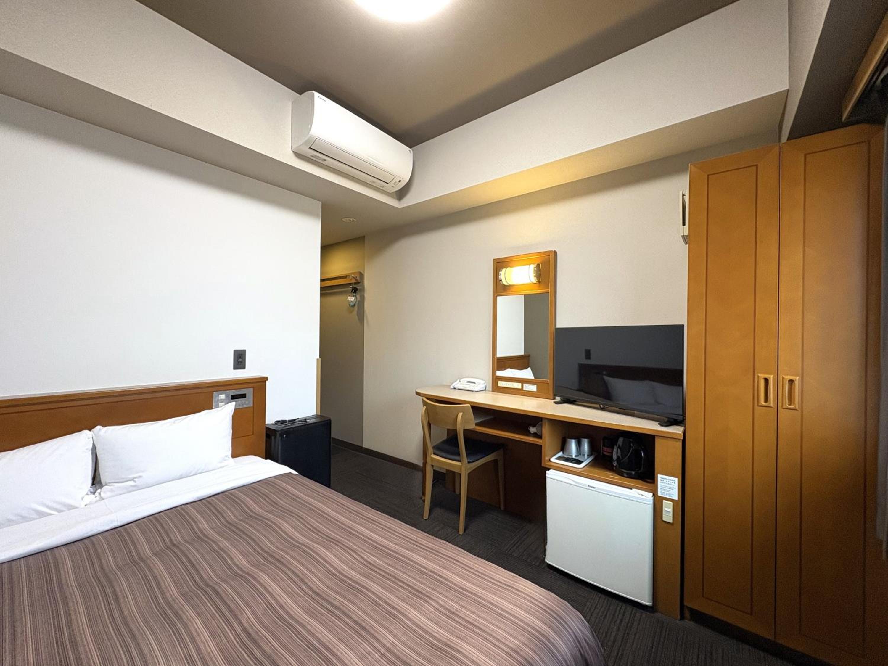 ouble Room with Small Double Bed - Smoking - Heated Tobacco Only photo 2