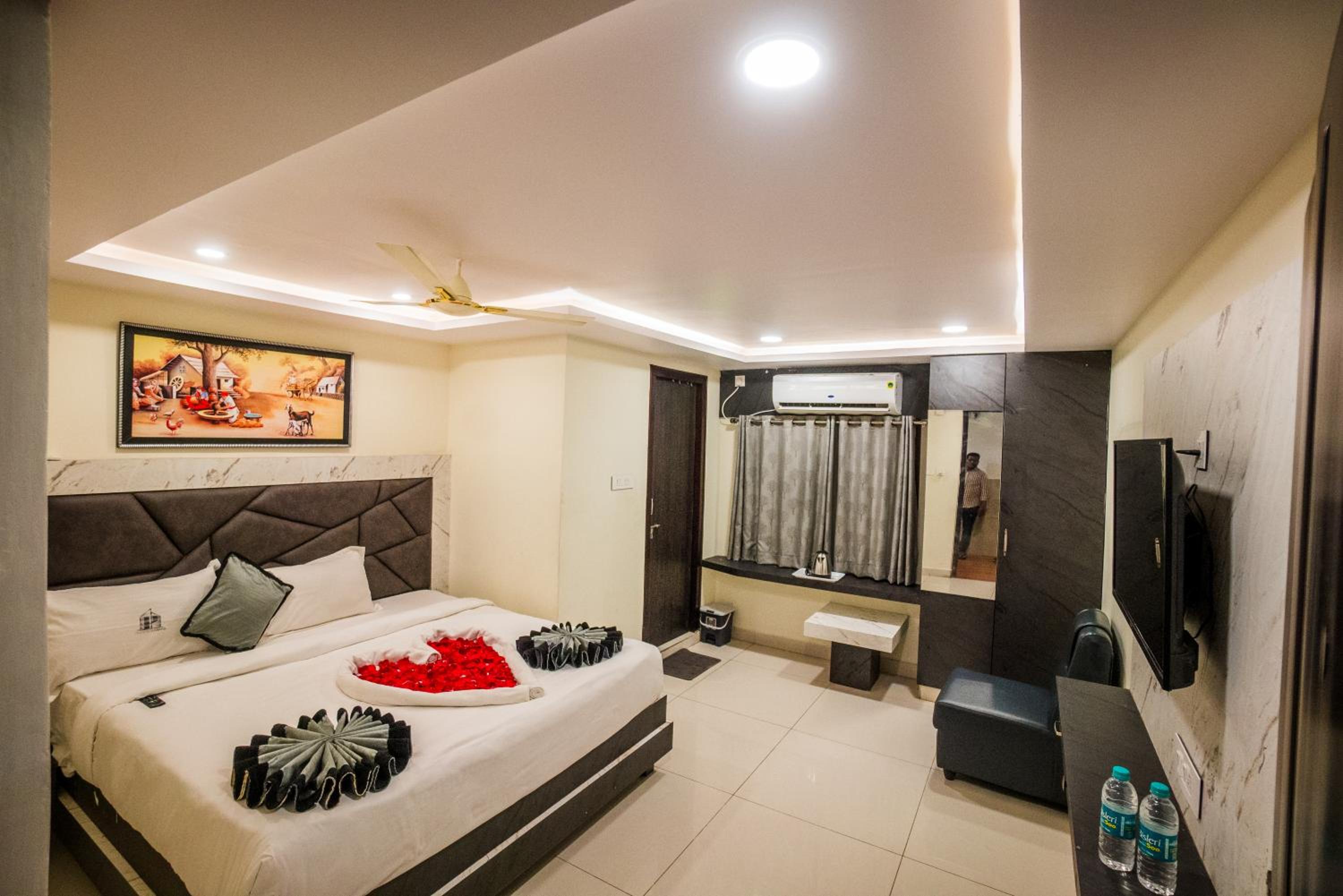 Deluxe Room (2 Adults + 1 Child) - Photo 1