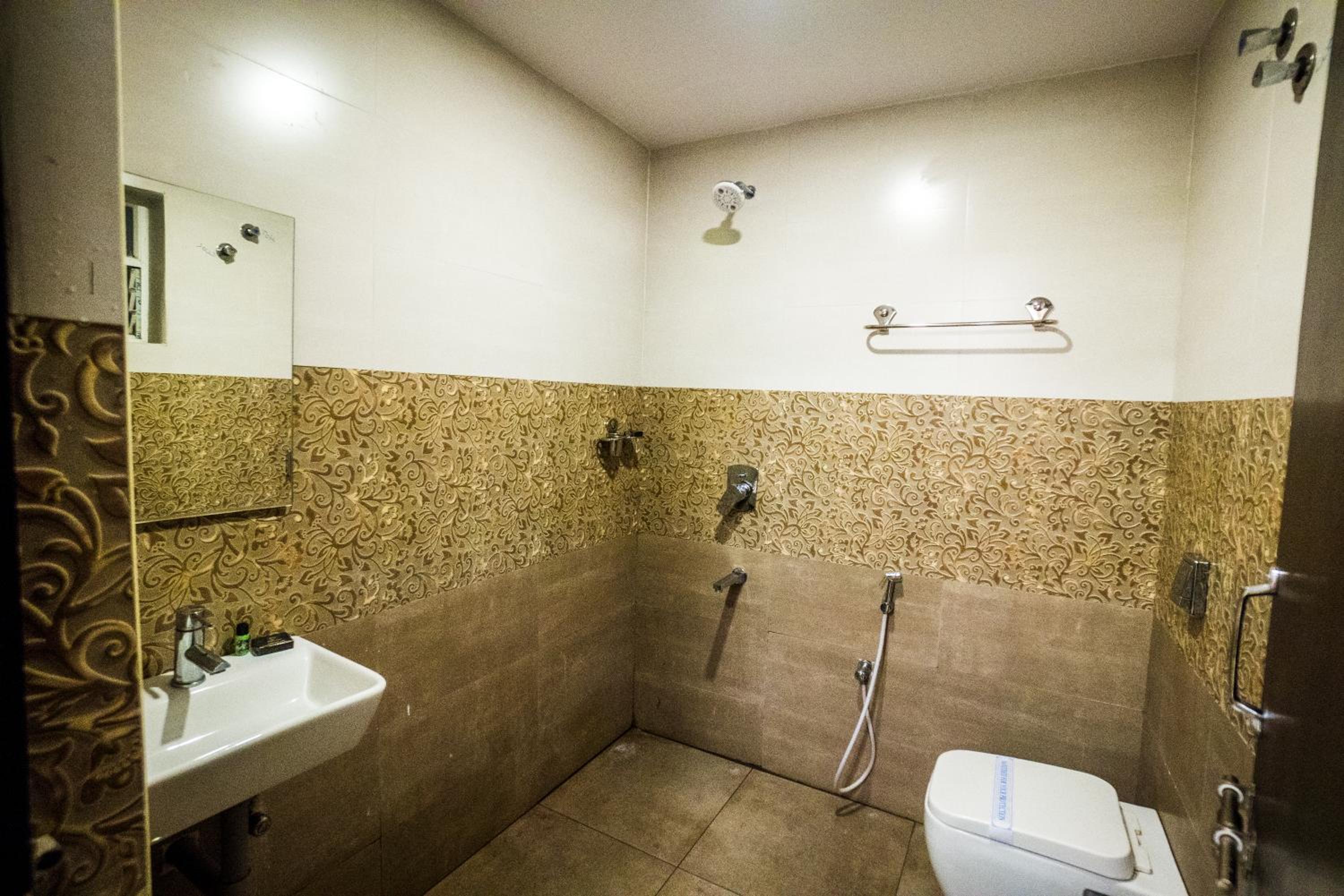 Deluxe Room (2 Adults + 1 Child) - Photo 2