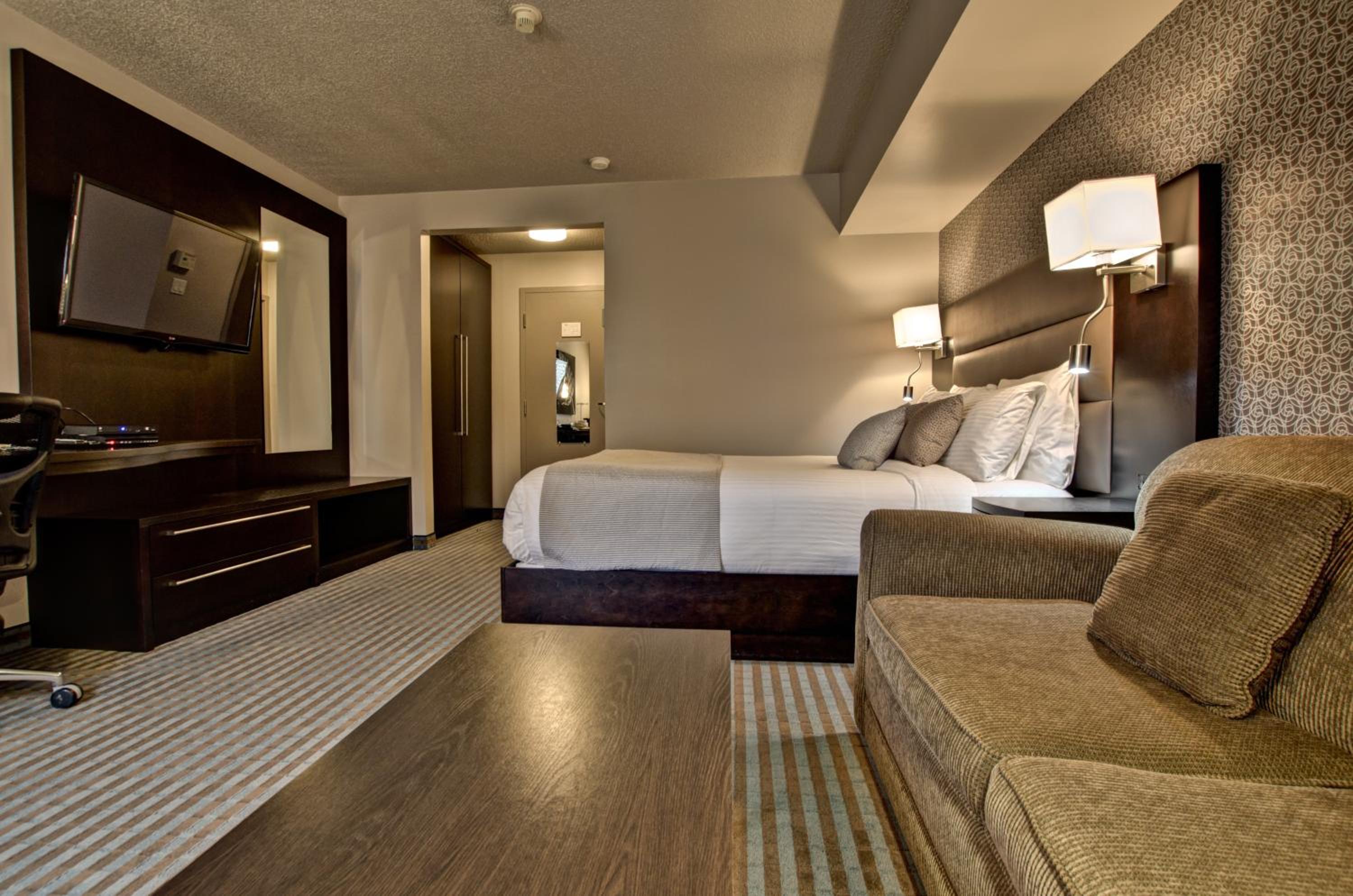 Queen Room with Sofa Bed photo 2