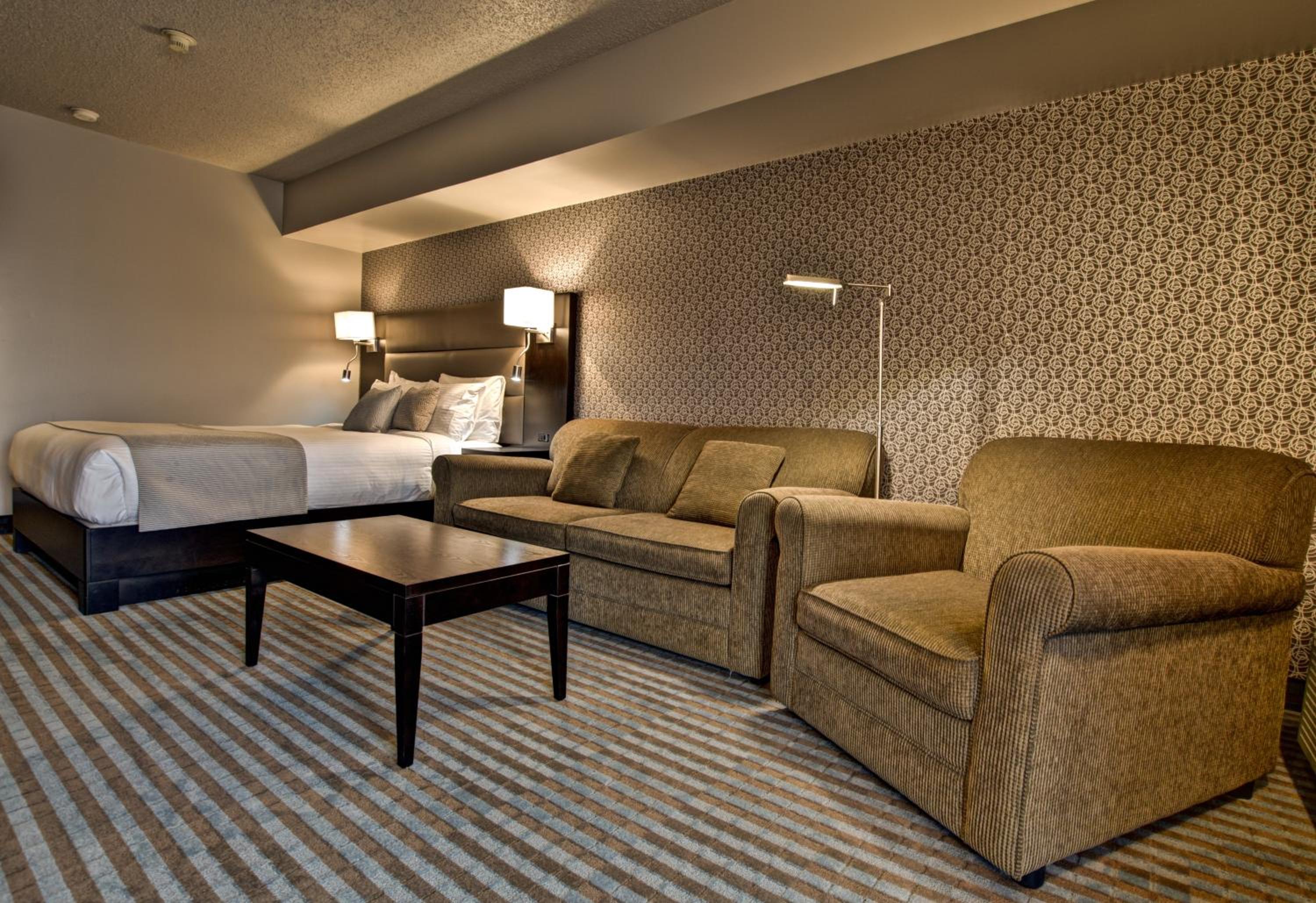 Queen Room with Sofa Bed photo 3