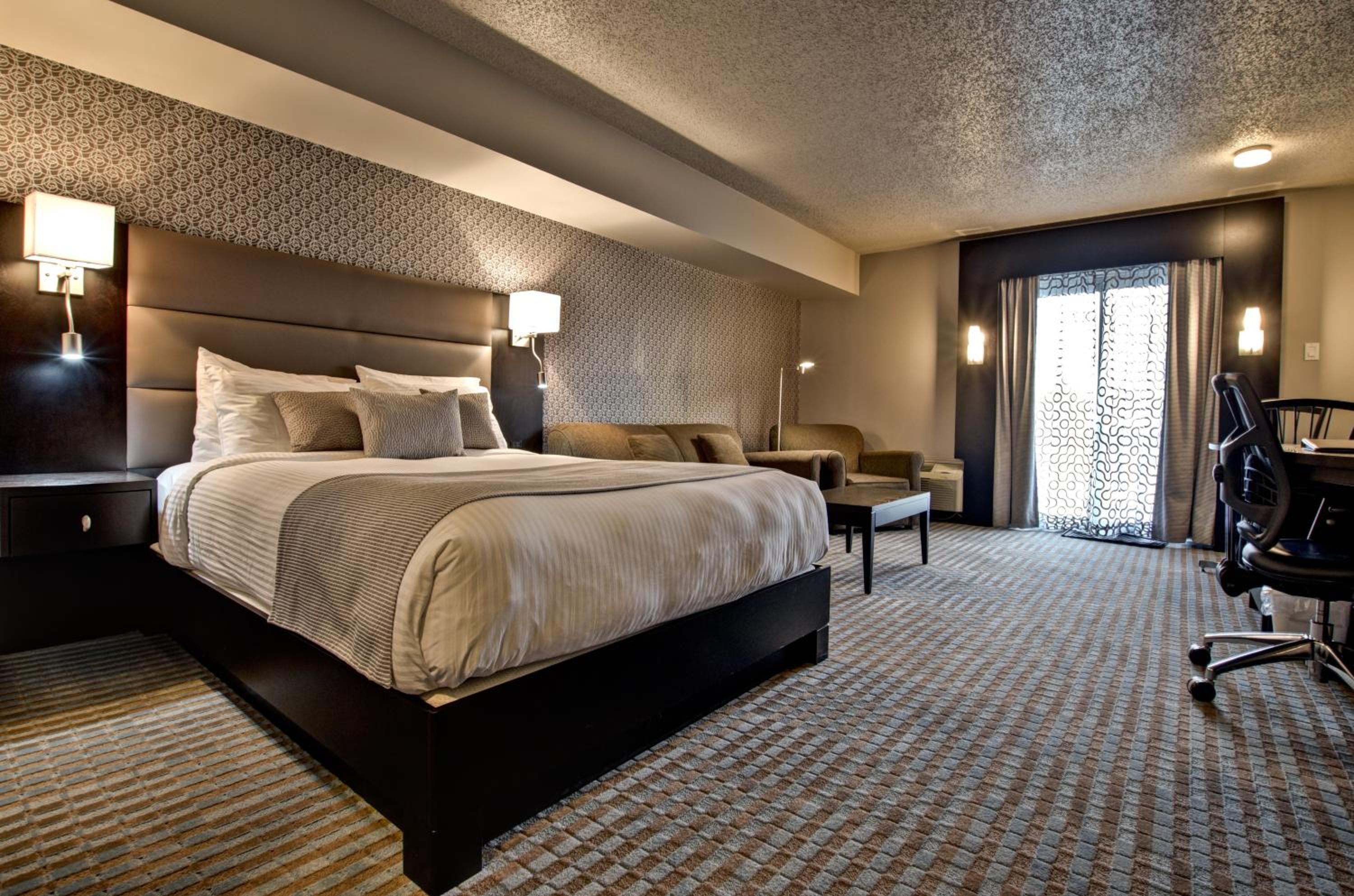 Queen Room with Sofa Bed photo 1