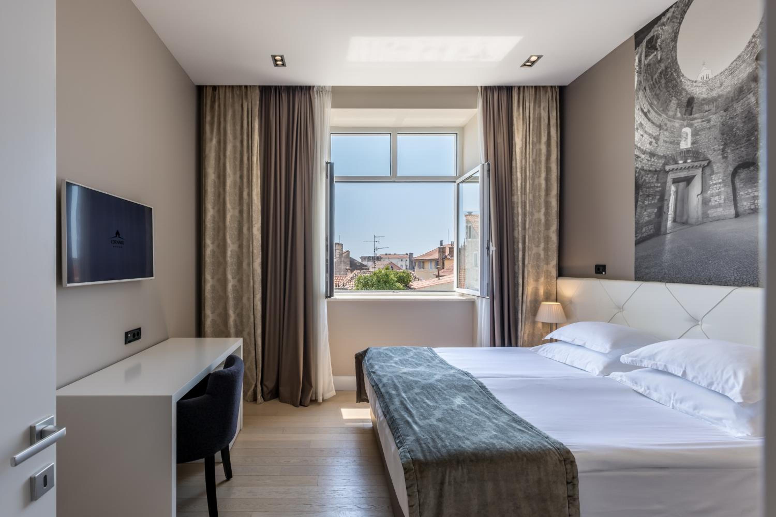 Superior King Suite photo 3