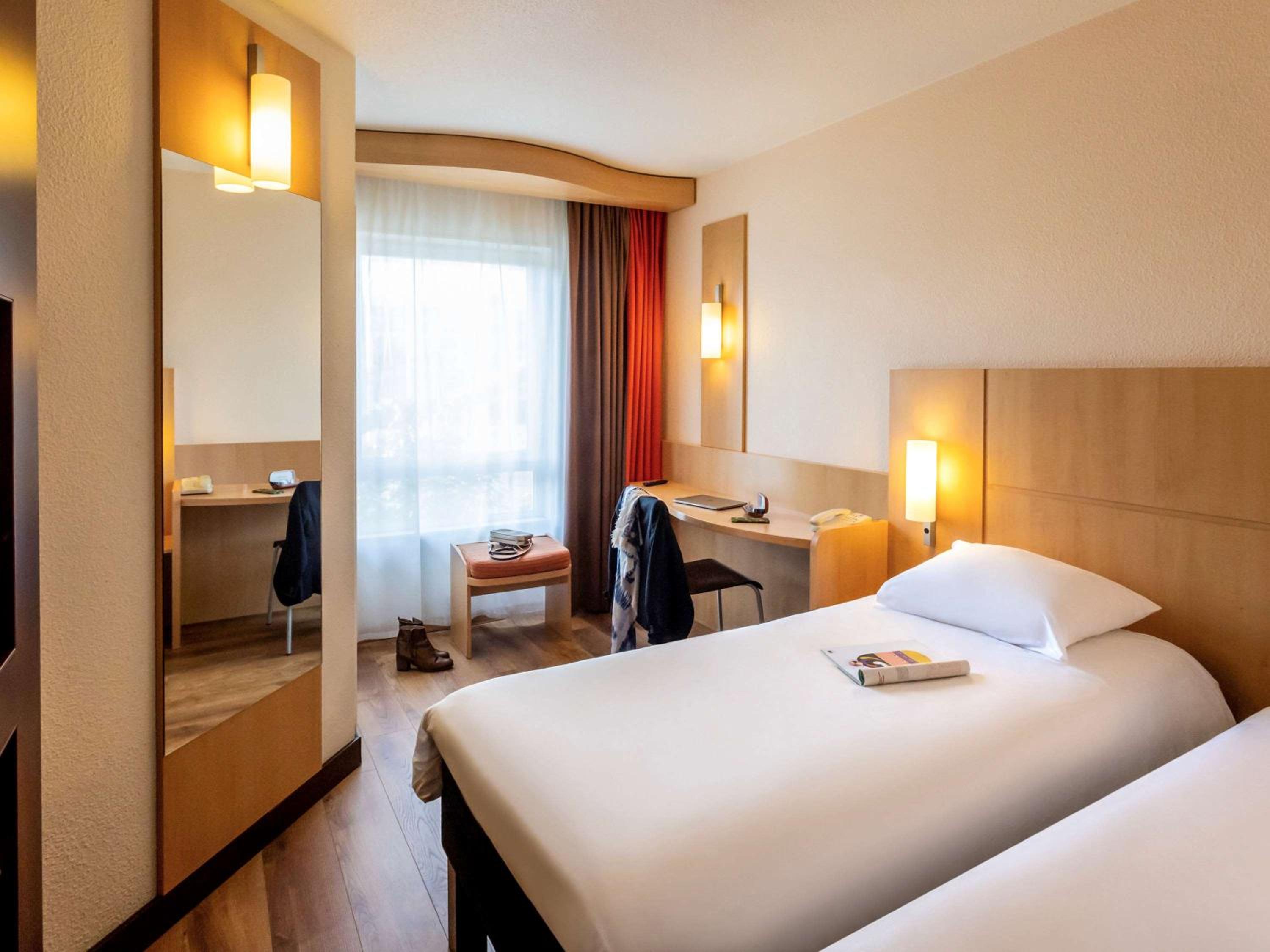 Standard Twin Room - Photo 4