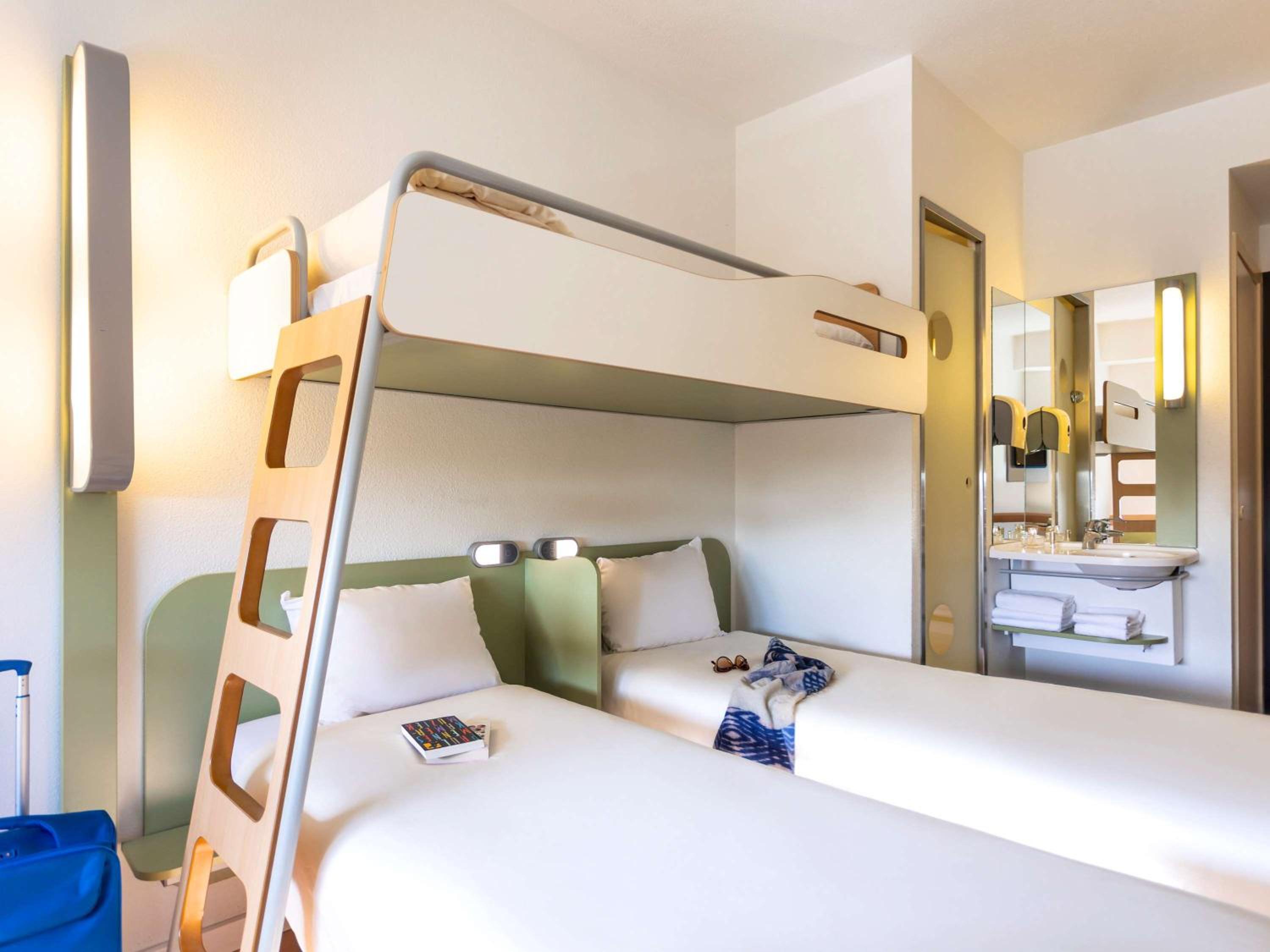 Standard Double Room with Two Single Beds and One Bunk Bed - Photo 6
