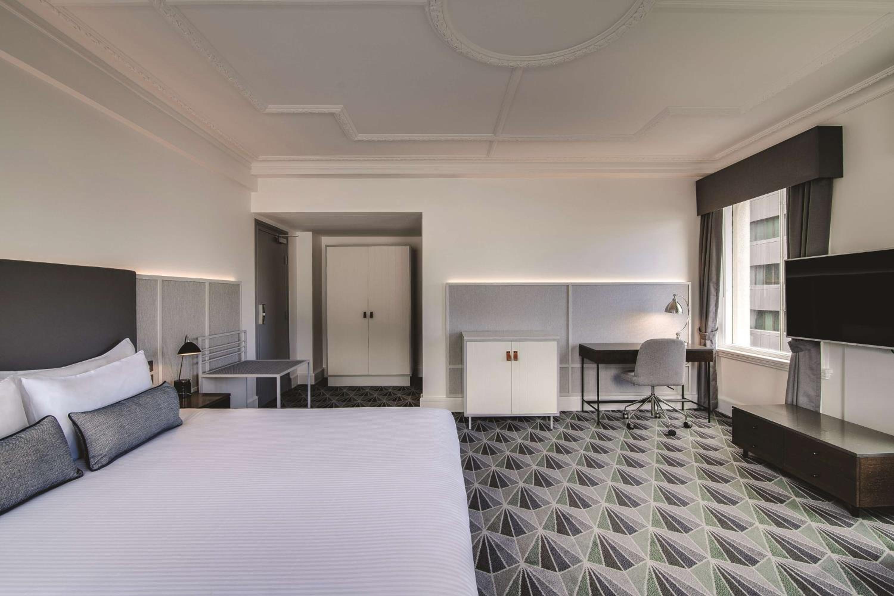 Corner Plaza King Room
