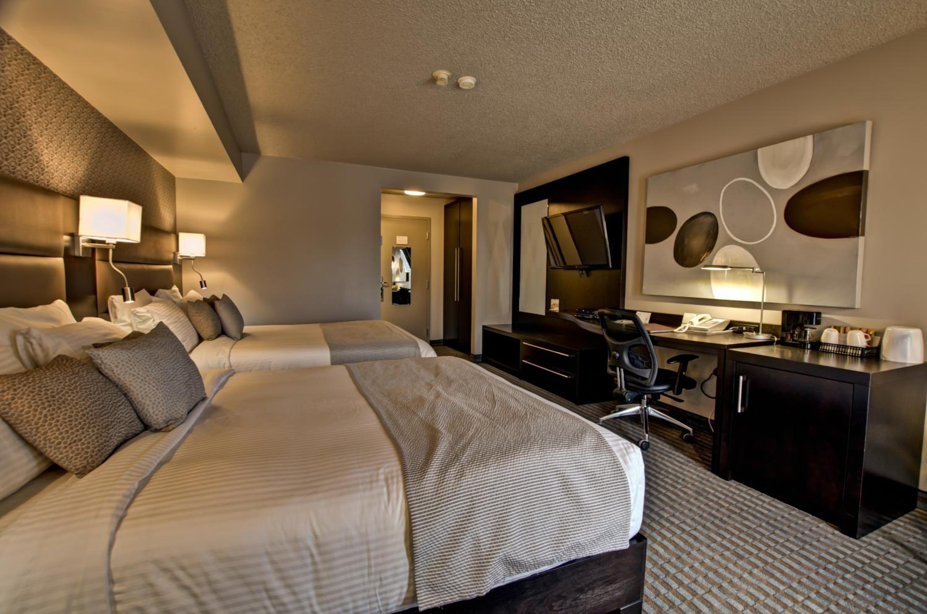 Queen Room with Two Queen Beds photo 3