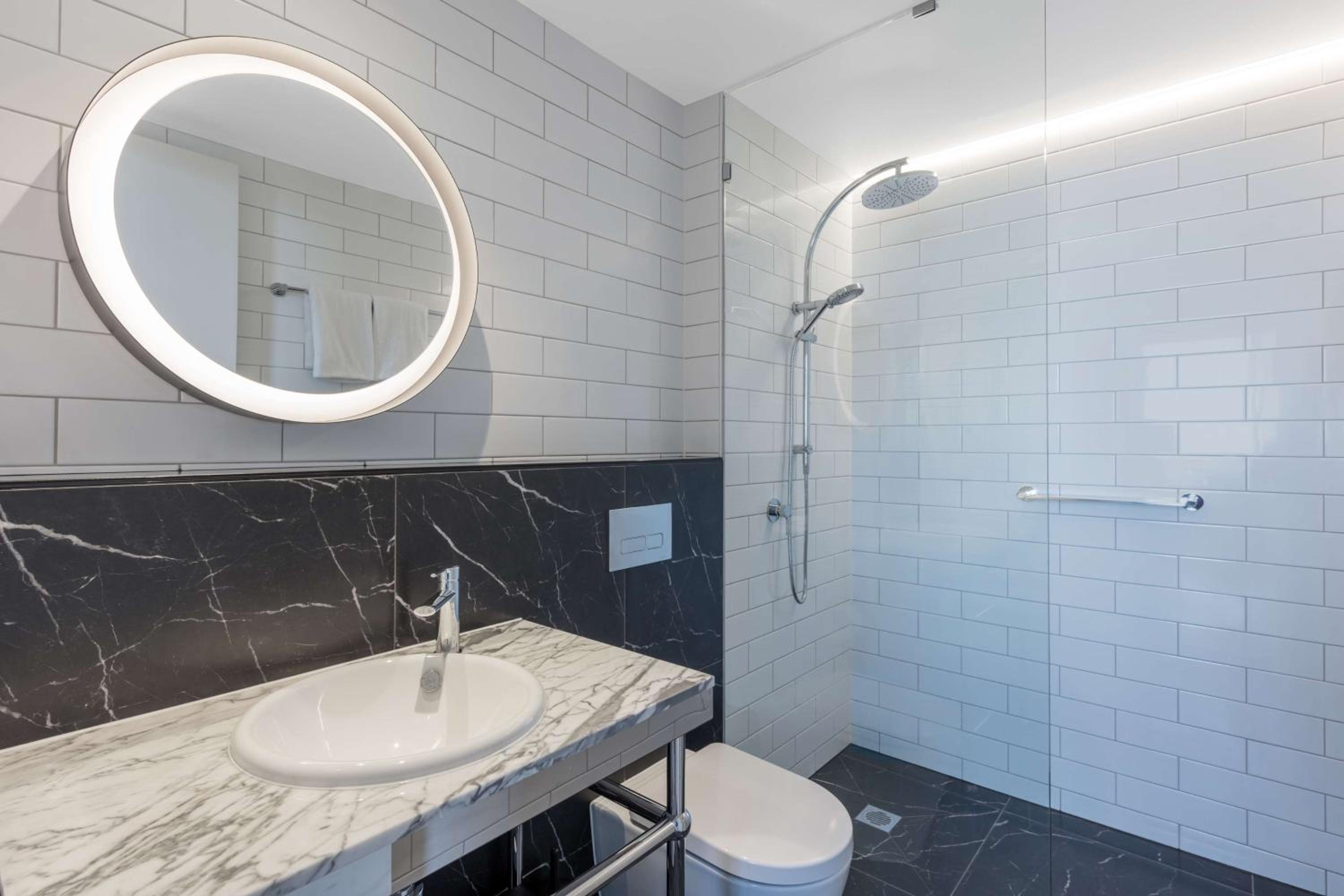 Premier One-Bedroom Apartment thumbnail 6
