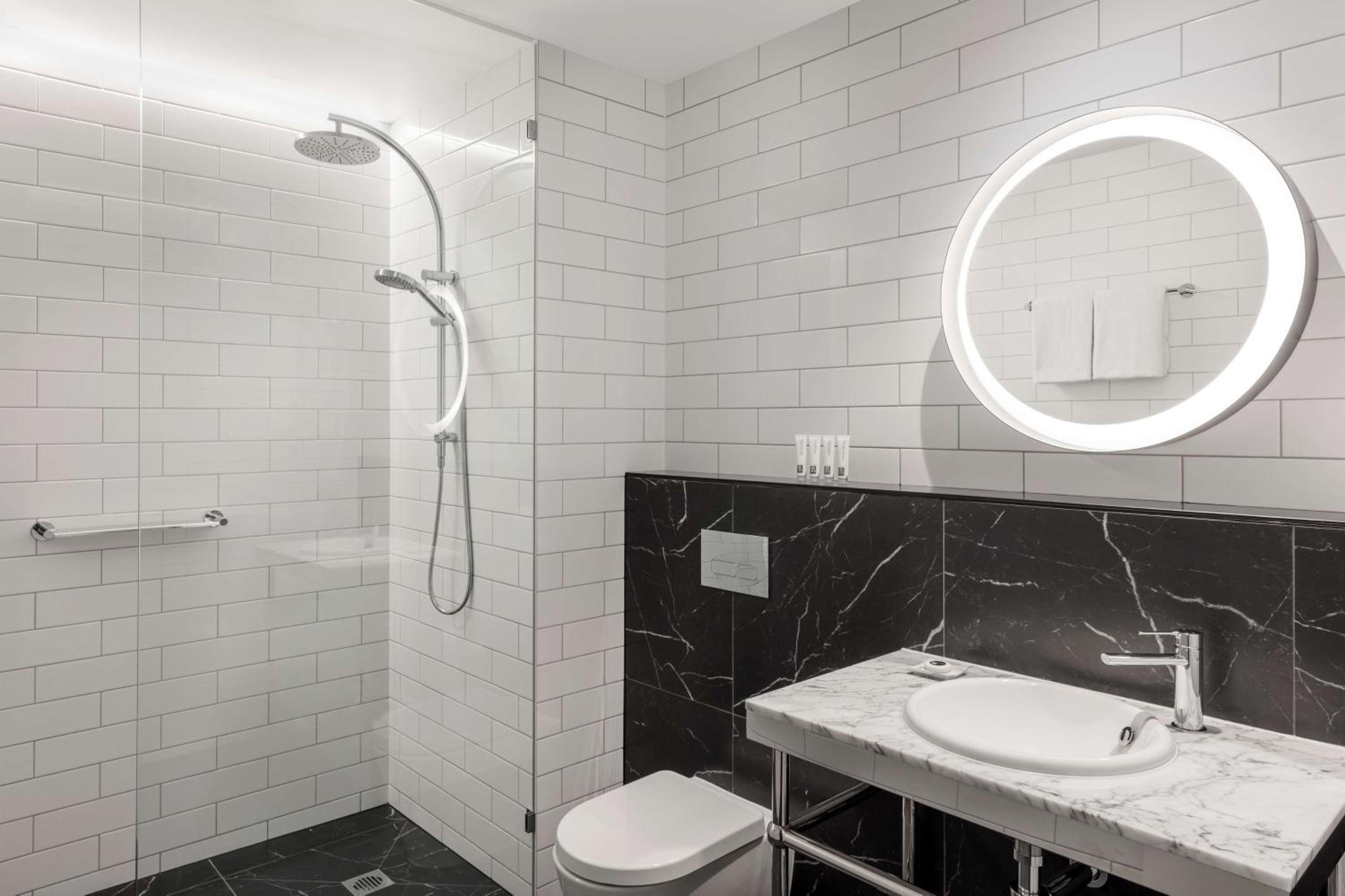 Premier One Bedroom Apartment with Balcony & Riverview thumbnail 6