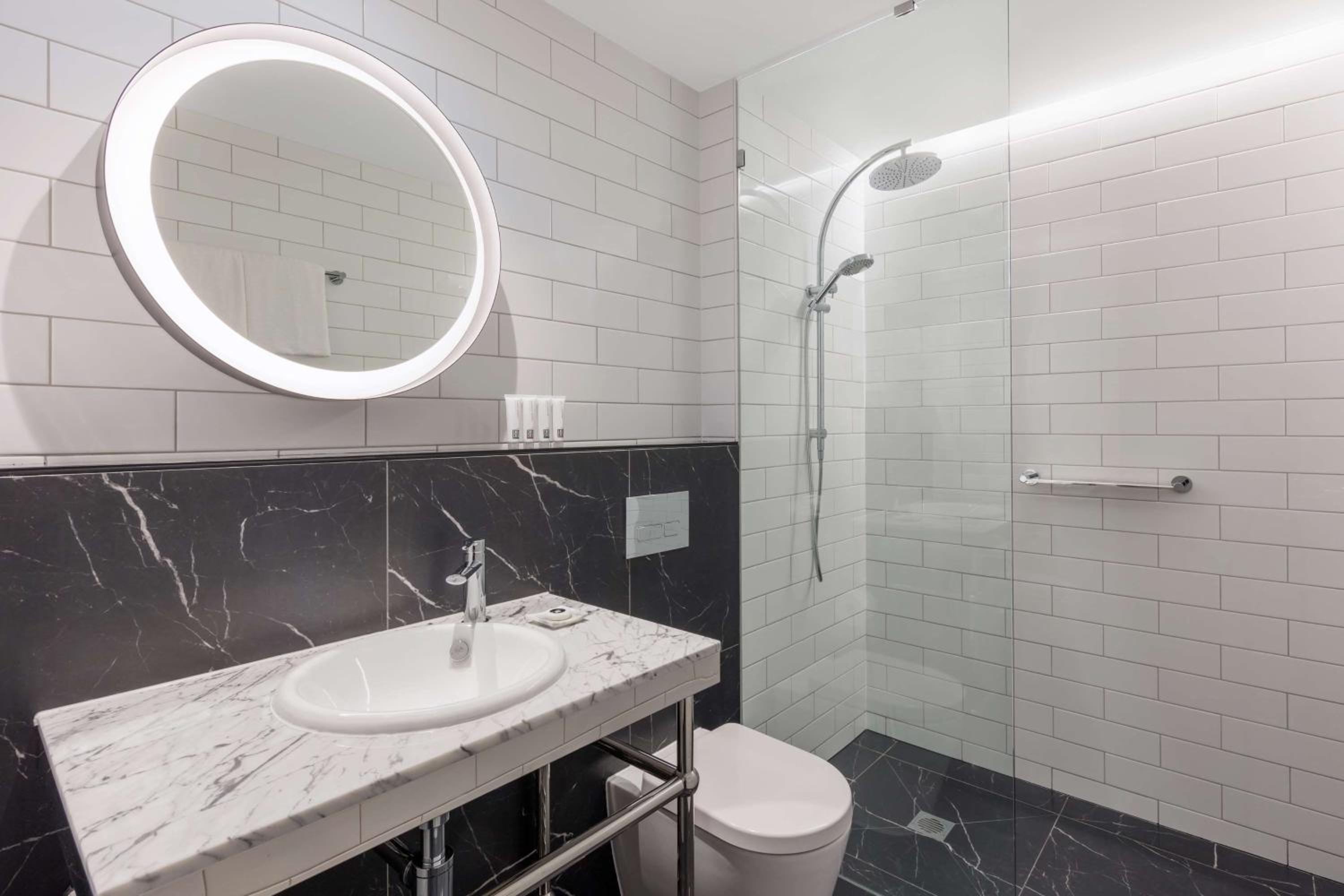 Premier One-Bedroom Apartment thumbnail 5