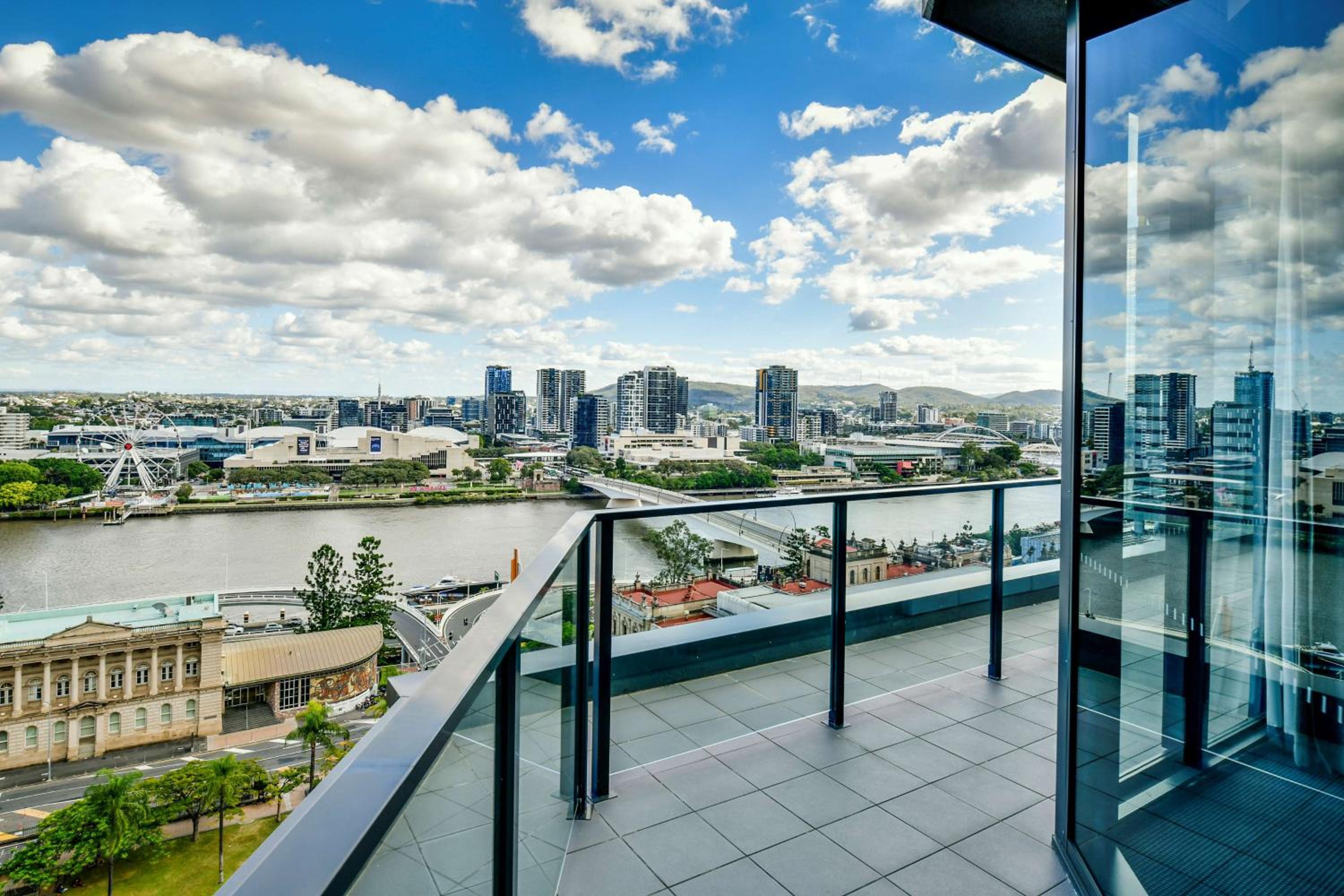 Three-Bedroom Penthouse Apartment with Balcony and River View thumbnail 6