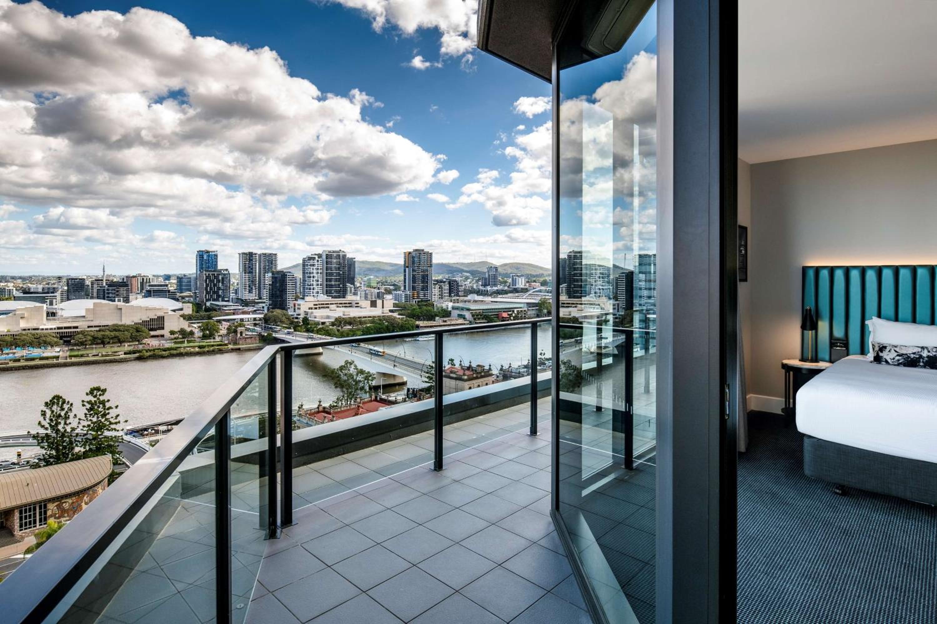 Three-Bedroom Penthouse Apartment with Balcony and River View thumbnail 5