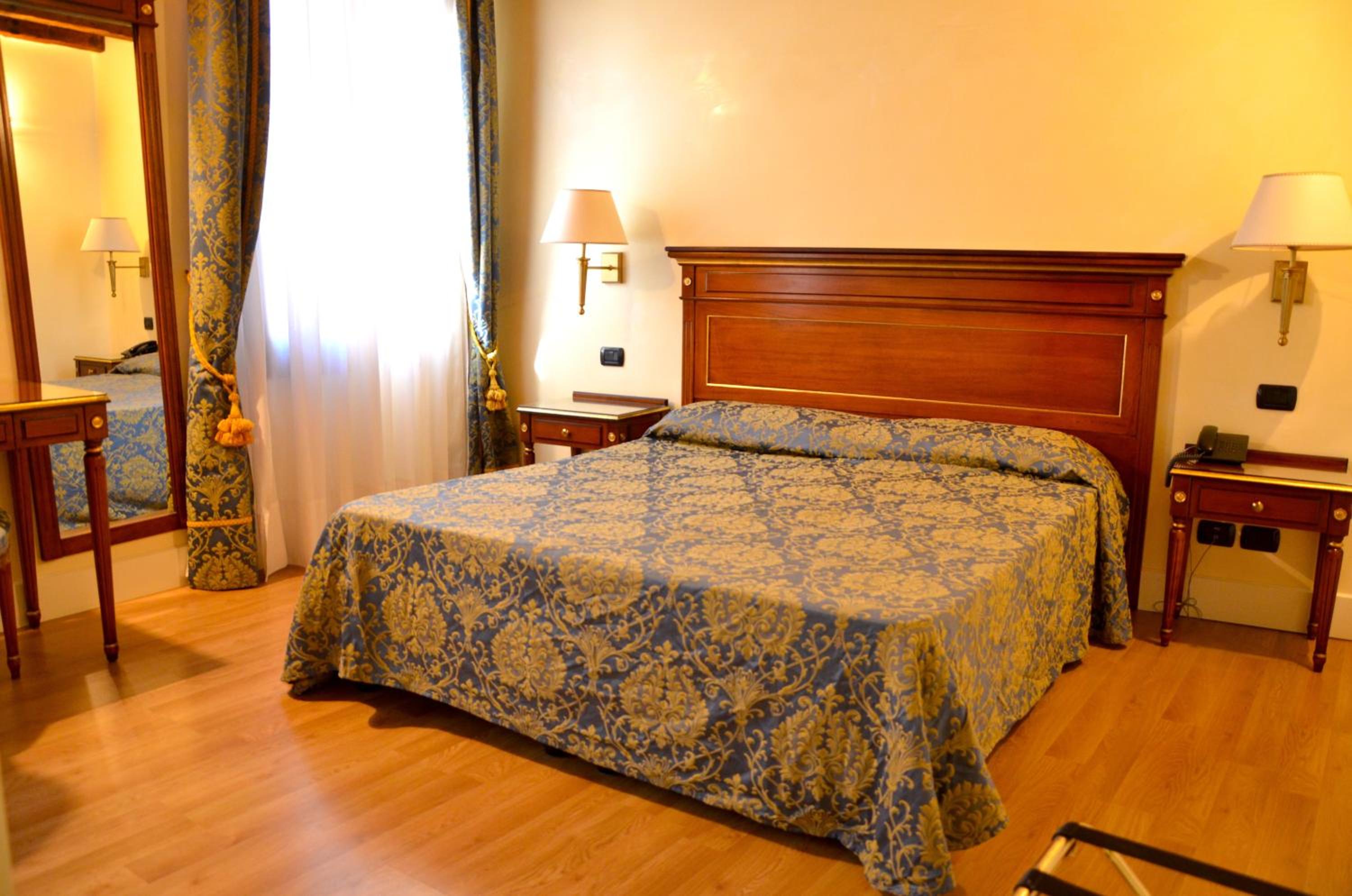 Queen Room with Canal View photo 1