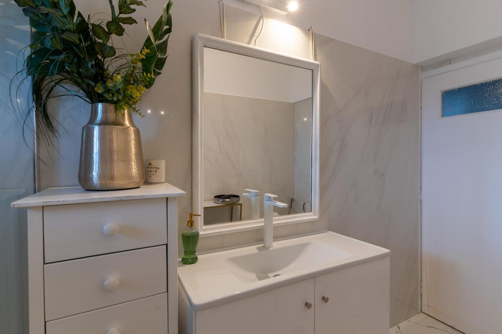 Double or Twin Room with Private Bathroom photo 3