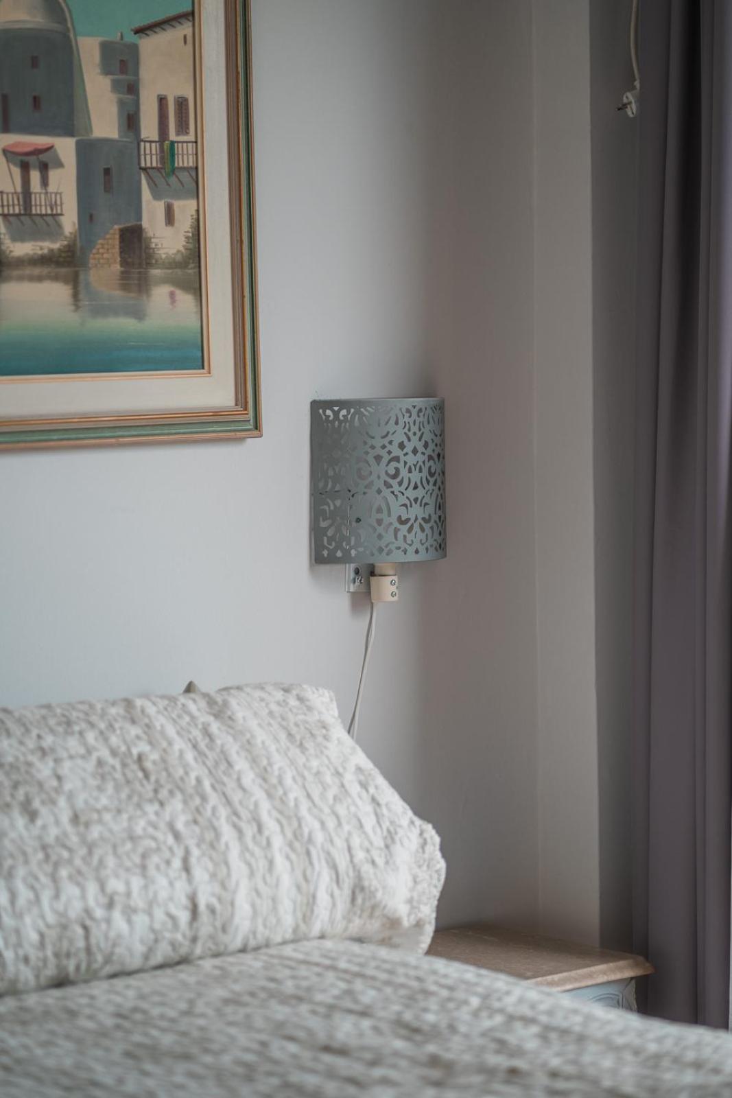 Single Room with Shared Bathroom photo 2