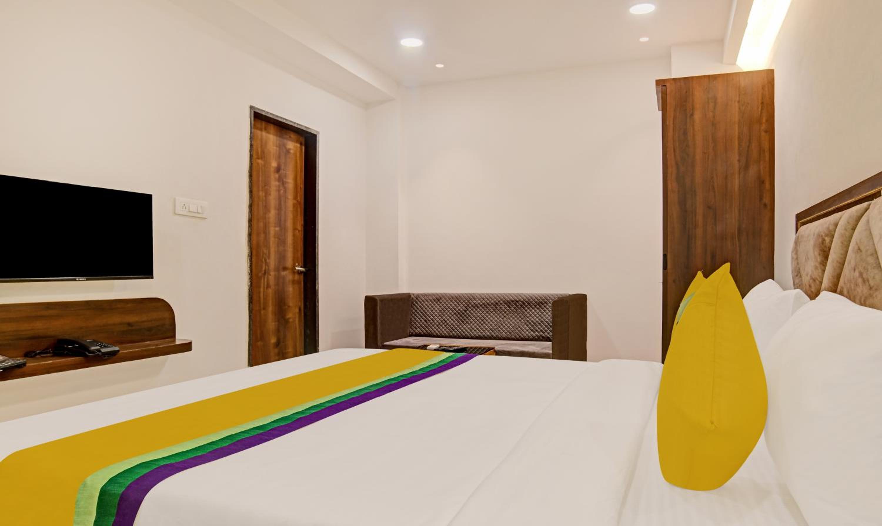 Deluxe Room - Photo 5