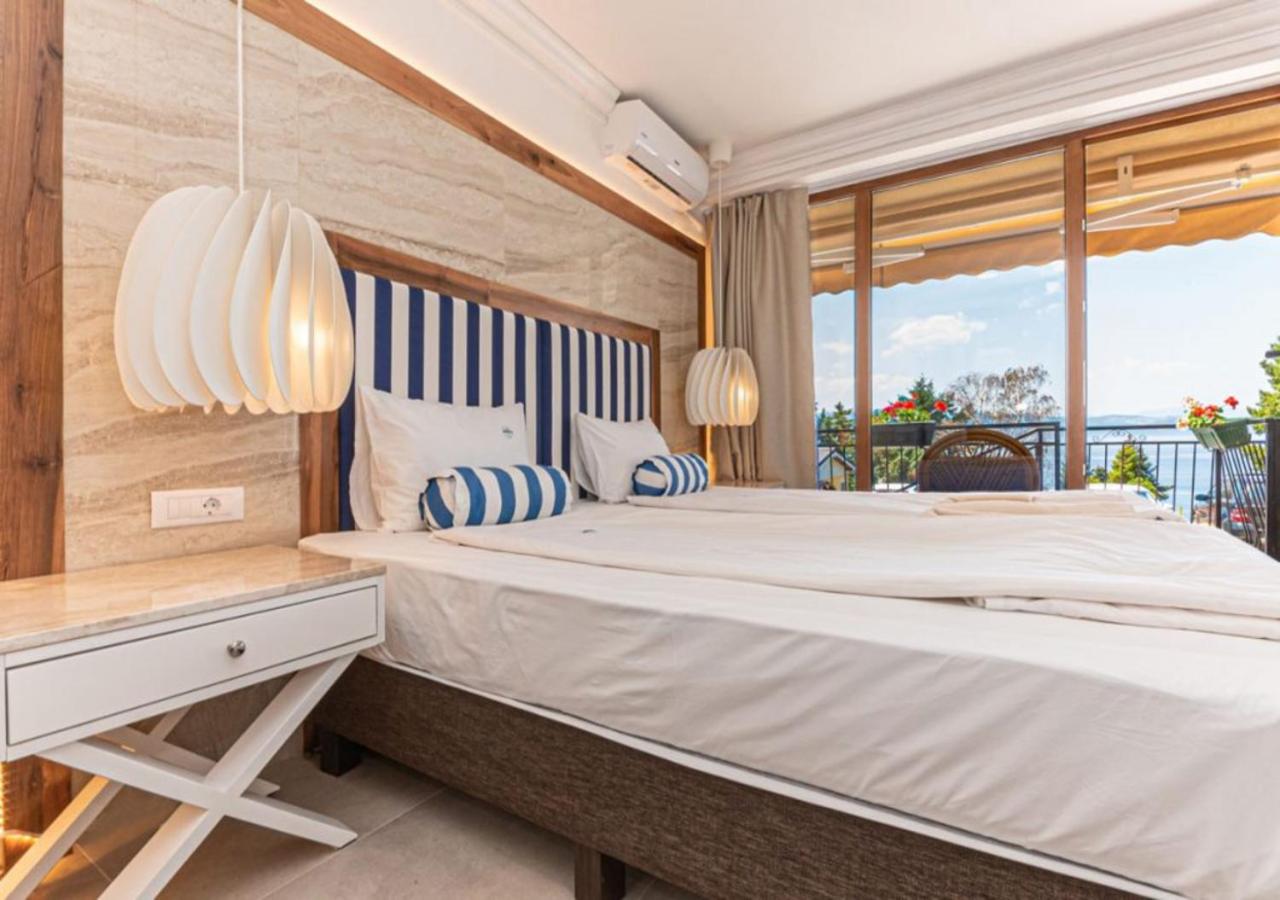 Double or Twin Room with Lake and Parking View - Photo 4