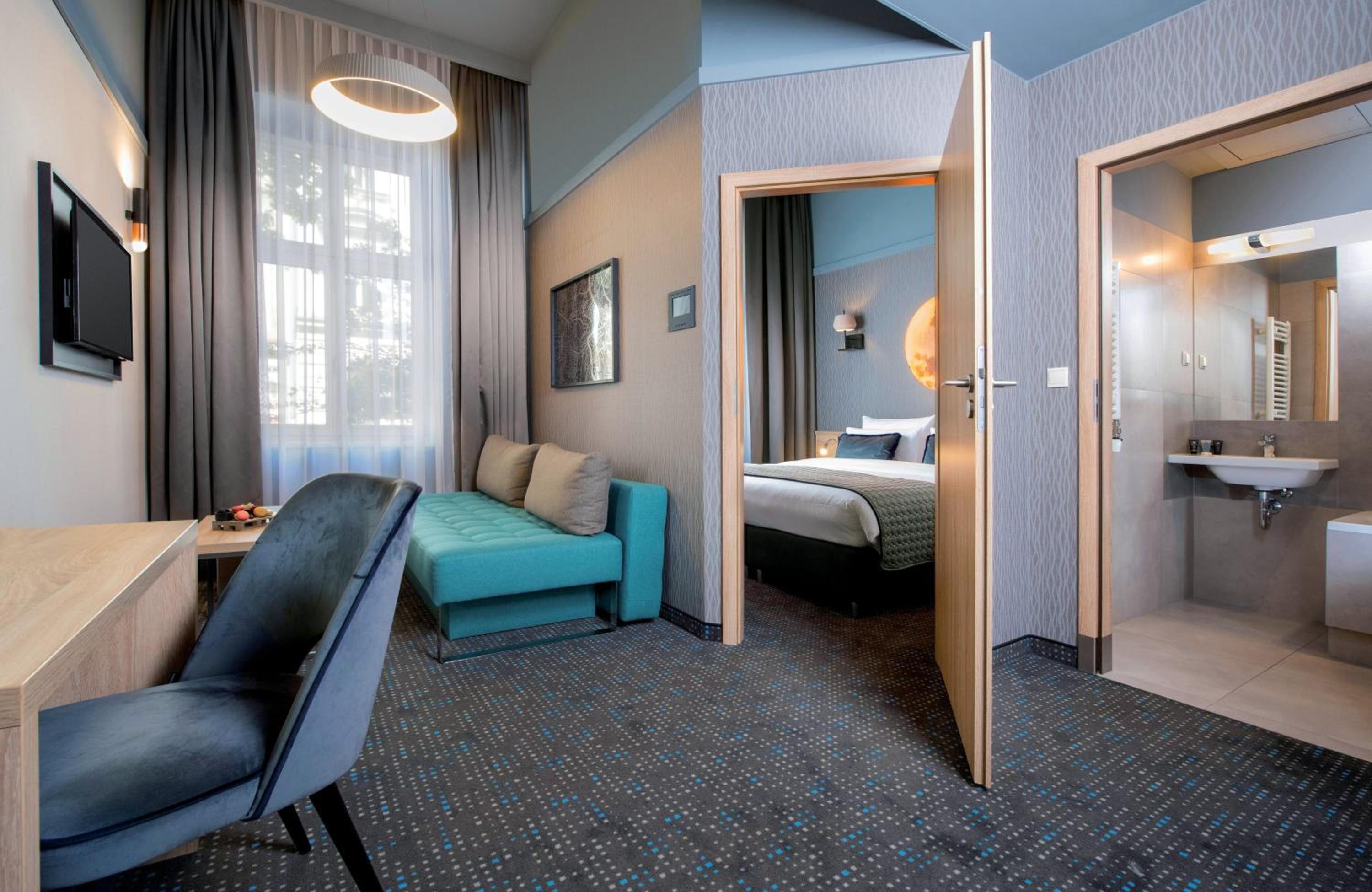 Deluxe Triple Room thumbnail 5