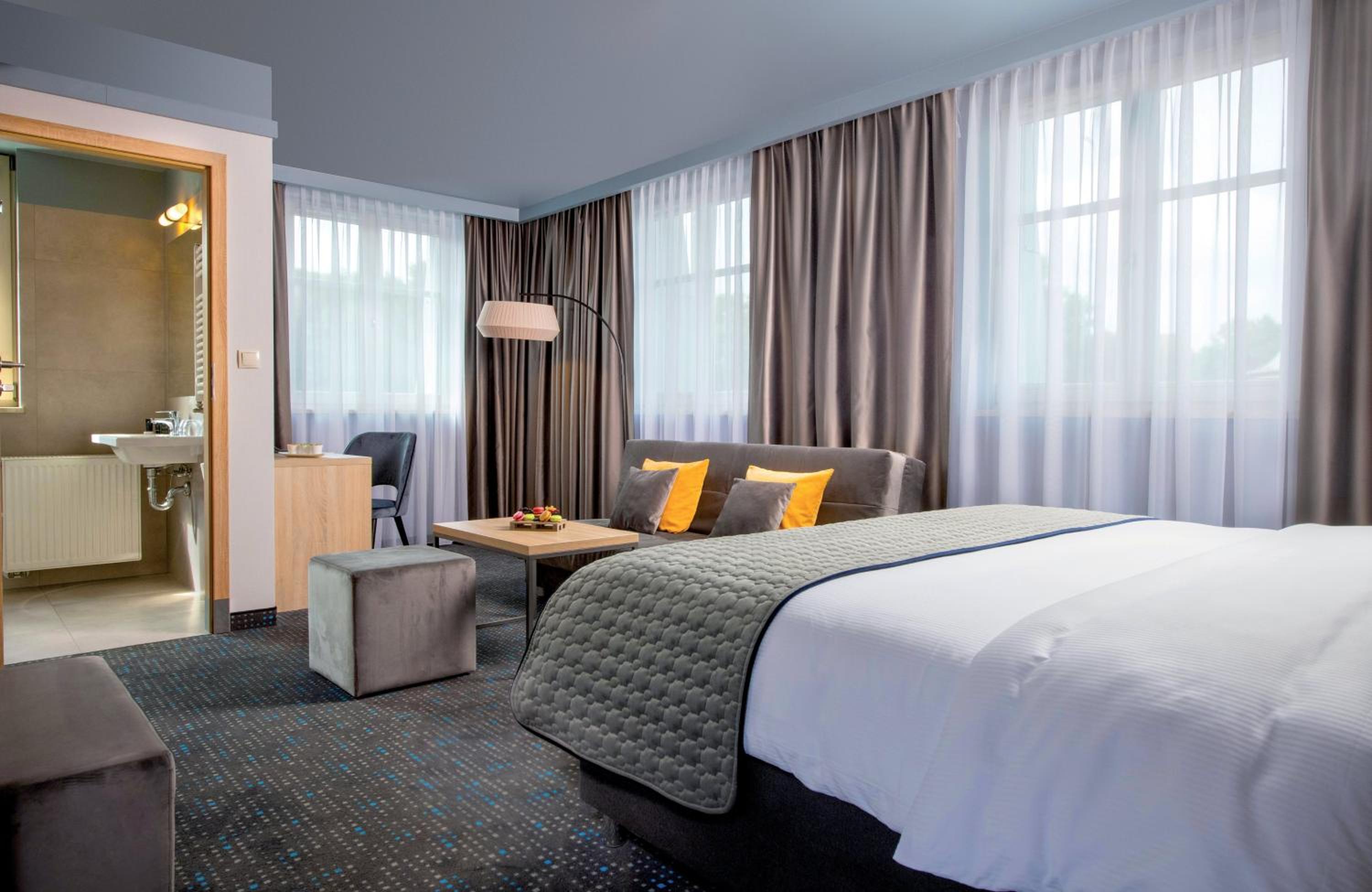 Deluxe Triple Room thumbnail 6