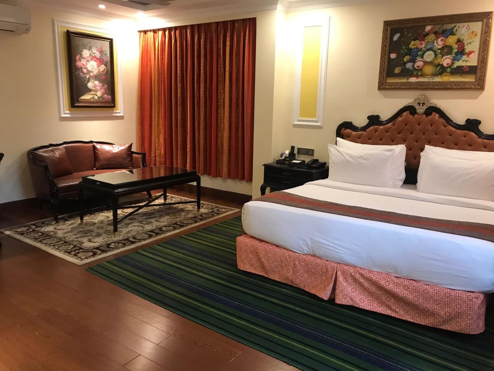 Executive Suite  - 10% Discount on Foods & Soft Beverages* | 15% Discounts on Laundry Services* | INR 500 spa credit during your stay on selective Massage services. TnC Apply.* | Free Mini-bar - 2 cans of soft Beverages (Once on Arrival) - Photo 1