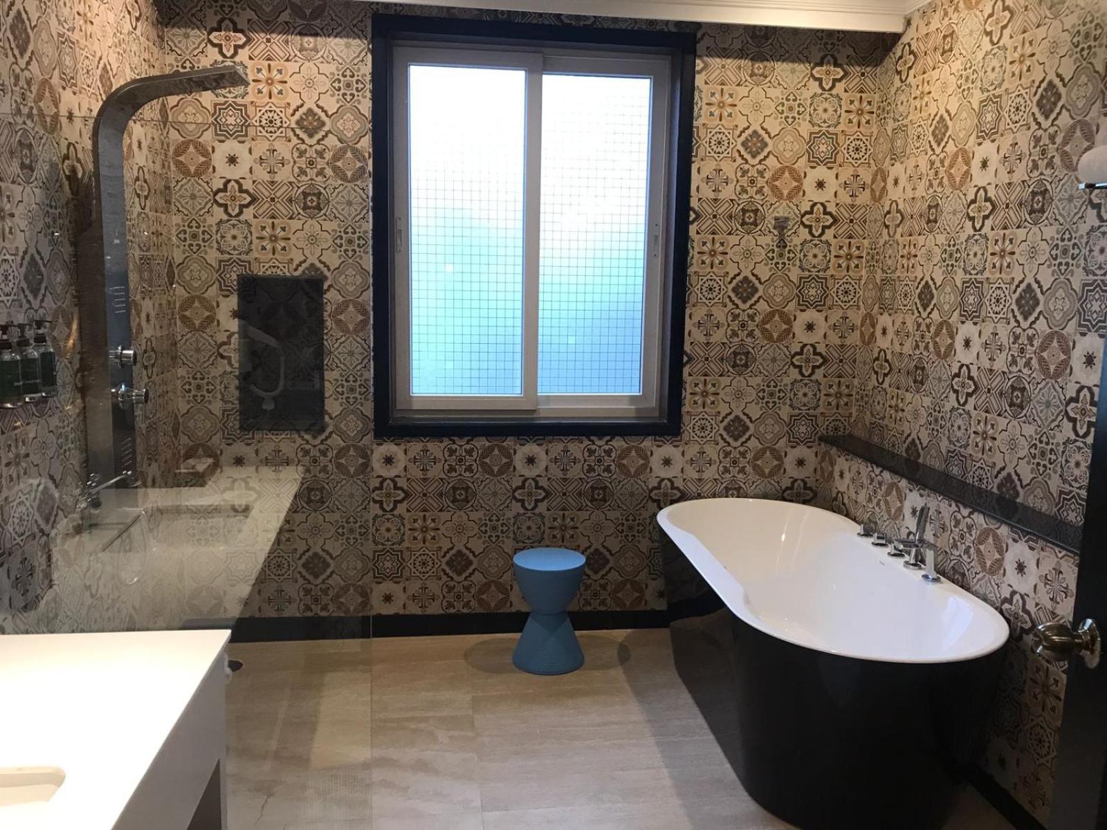 Executive Suite  - 10% Discount on Foods & Soft Beverages* | 15% Discounts on Laundry Services* | INR 500 spa credit during your stay on selective Massage services. TnC Apply.* | Free Mini-bar - 2 cans of soft Beverages (Once on Arrival) - Photo 2