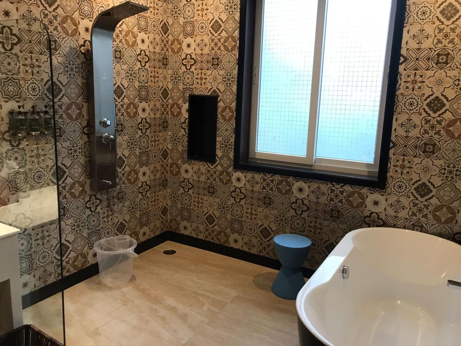 Executive Suite  - 10% Discount on Foods & Soft Beverages* | 15% Discounts on Laundry Services* | INR 500 spa credit during your stay on selective Massage services. TnC Apply.* | Free Mini-bar - 2 cans of soft Beverages (Once on Arrival) - Photo 3