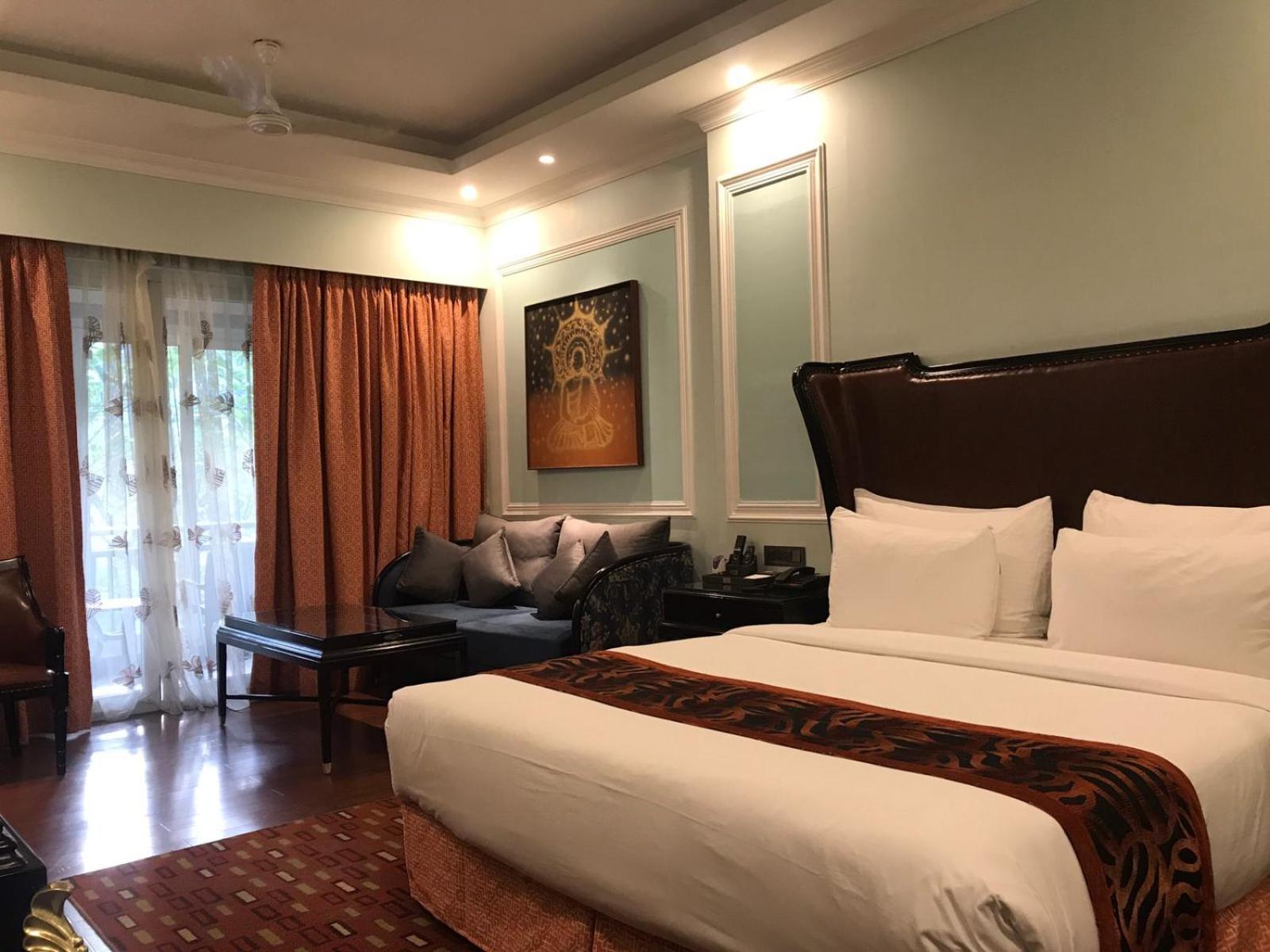 Executive Room - 10% Discount on Foods & Soft Beverages* | 15% Discounts on Laundry Services* | INR 500 spa credit during your stay on selective Massage services. TnC Apply.* | Free Minibar - 2 cans of soft Beverages (Once on Arrival) - Photo 1