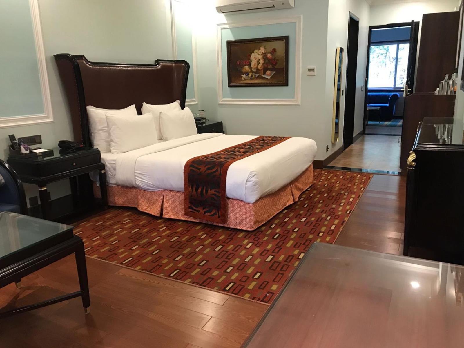 Executive Room - 10% Discount on Foods & Soft Beverages* | 15% Discounts on Laundry Services* | INR 500 spa credit during your stay on selective Massage services. TnC Apply.* | Free Minibar - 2 cans of soft Beverages (Once on Arrival) - Photo 2