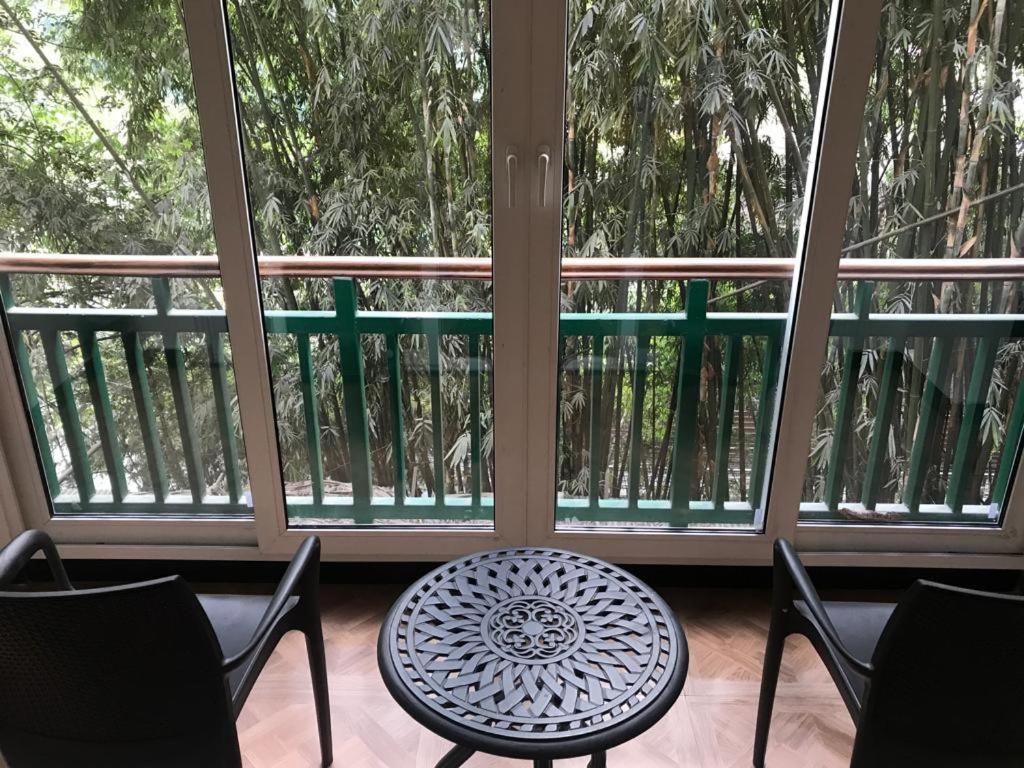 Executive Room - 10% Discount on Foods & Soft Beverages* | 15% Discounts on Laundry Services* | INR 500 spa credit during your stay on selective Massage services. TnC Apply.* | Free Minibar - 2 cans of soft Beverages (Once on Arrival) - Photo 3