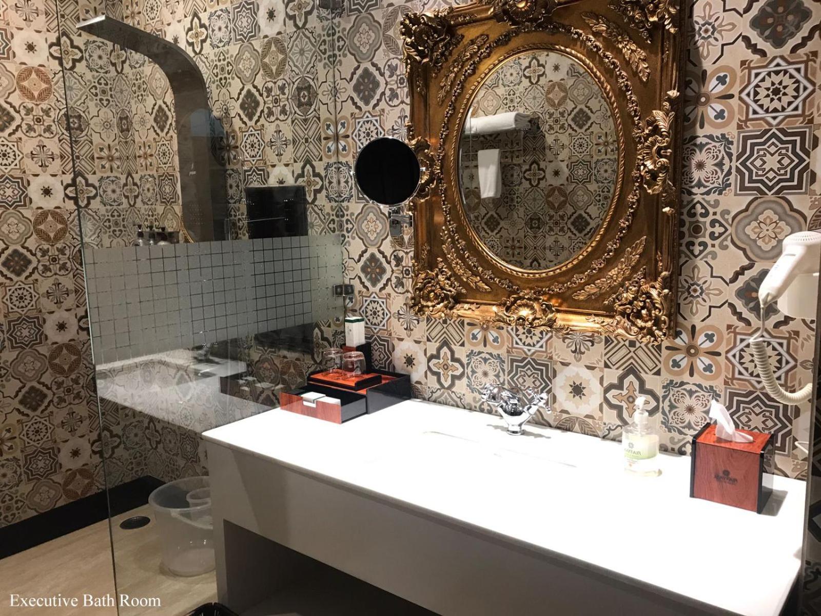 Executive Room - 10% Discount on Foods & Soft Beverages* | 15% Discounts on Laundry Services* | INR 500 spa credit during your stay on selective Massage services. TnC Apply.* | Free Minibar - 2 cans of soft Beverages (Once on Arrival) - Photo 4
