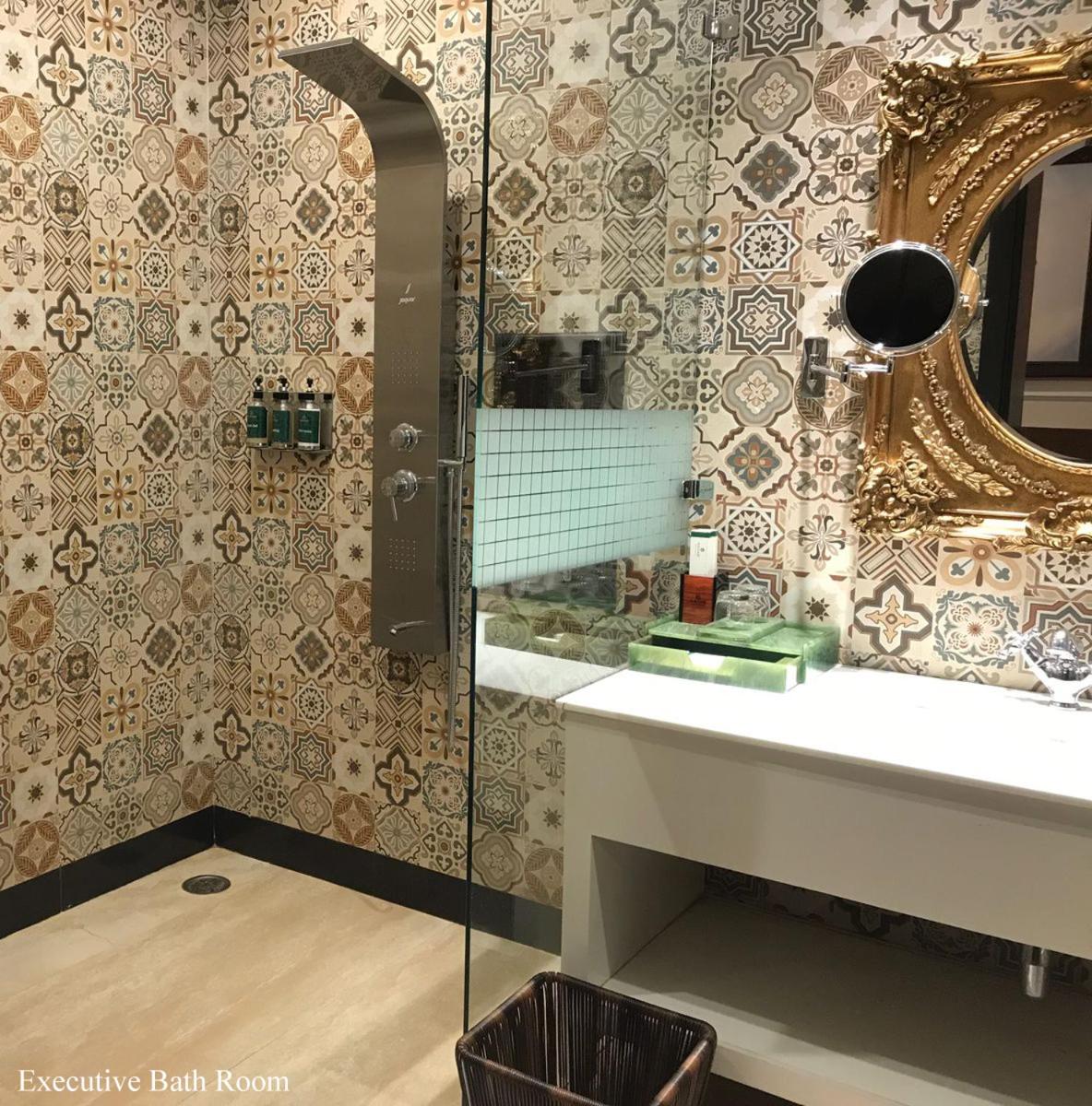Executive Room - 10% Discount on Foods & Soft Beverages* | 15% Discounts on Laundry Services* | INR 500 spa credit during your stay on selective Massage services. TnC Apply.* | Free Minibar - 2 cans of soft Beverages (Once on Arrival) - Photo 5