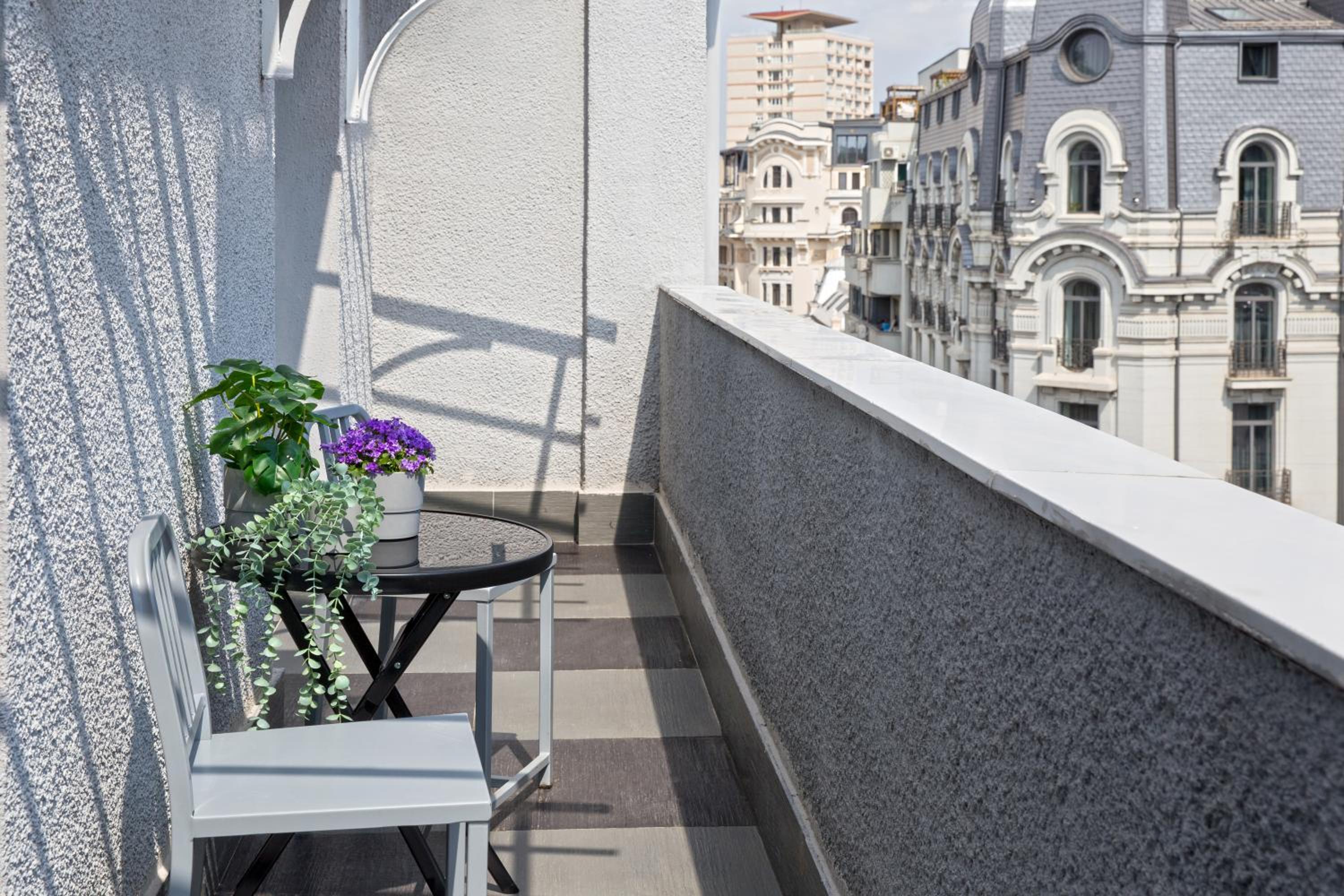 King Suite with Balcony - Photo 7