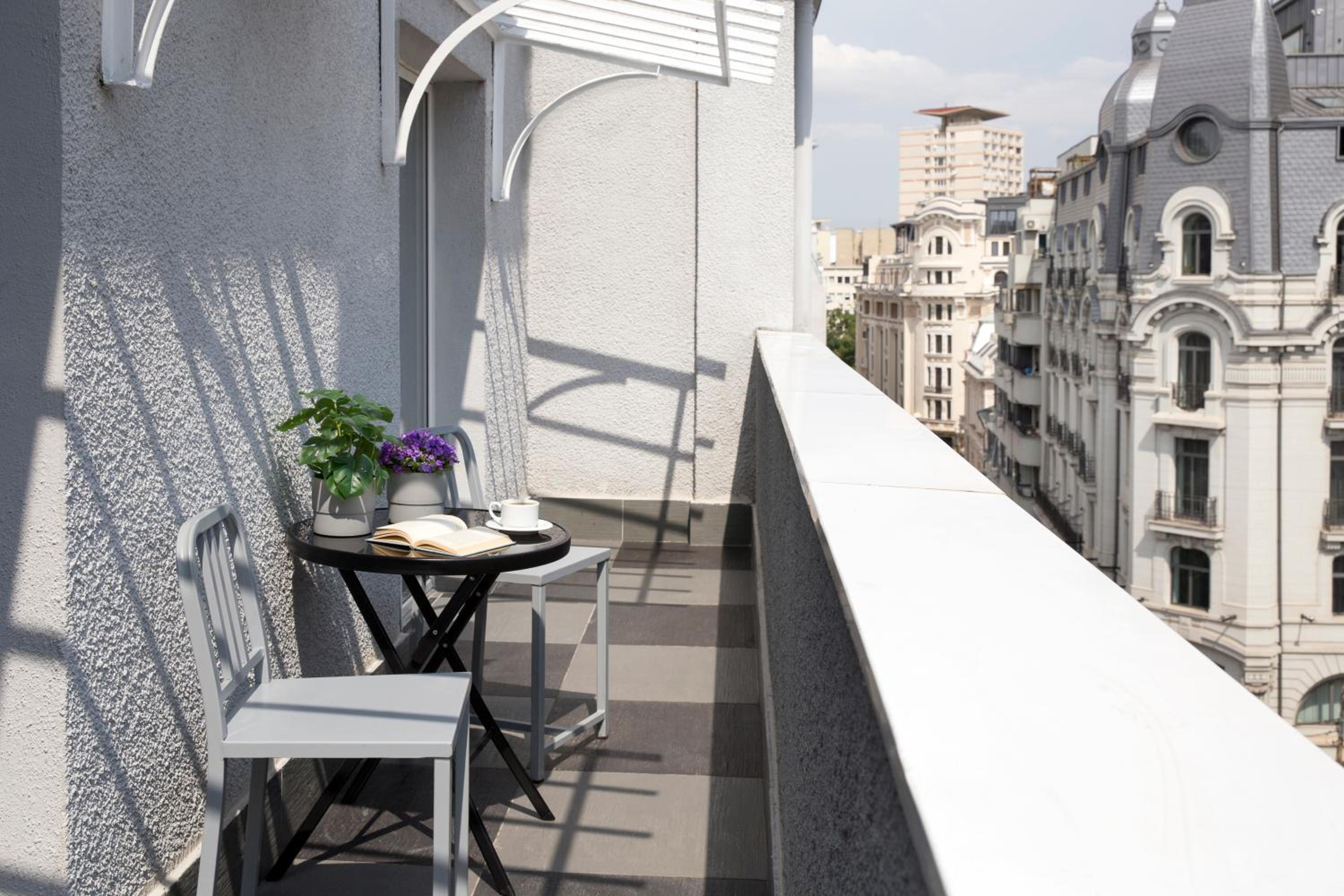 King Suite with Balcony - Photo 8