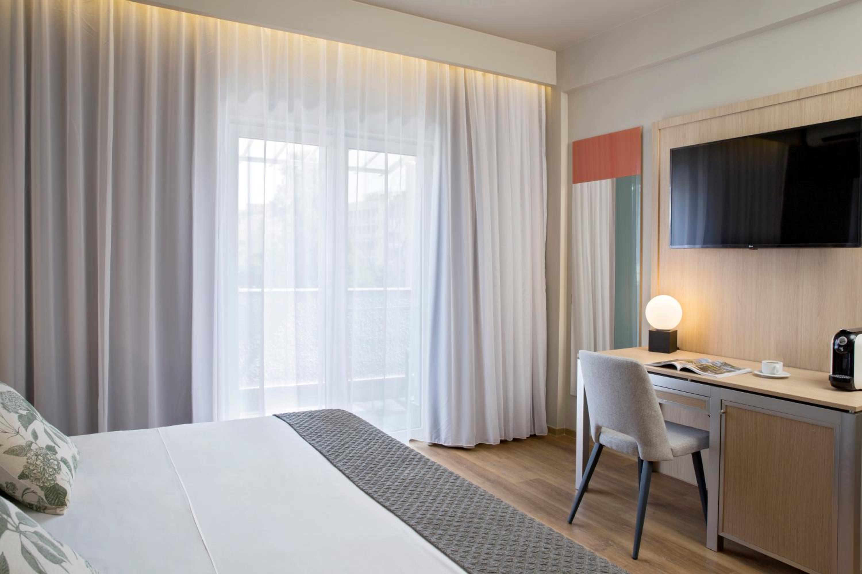 King Suite with Balcony - Photo 3
