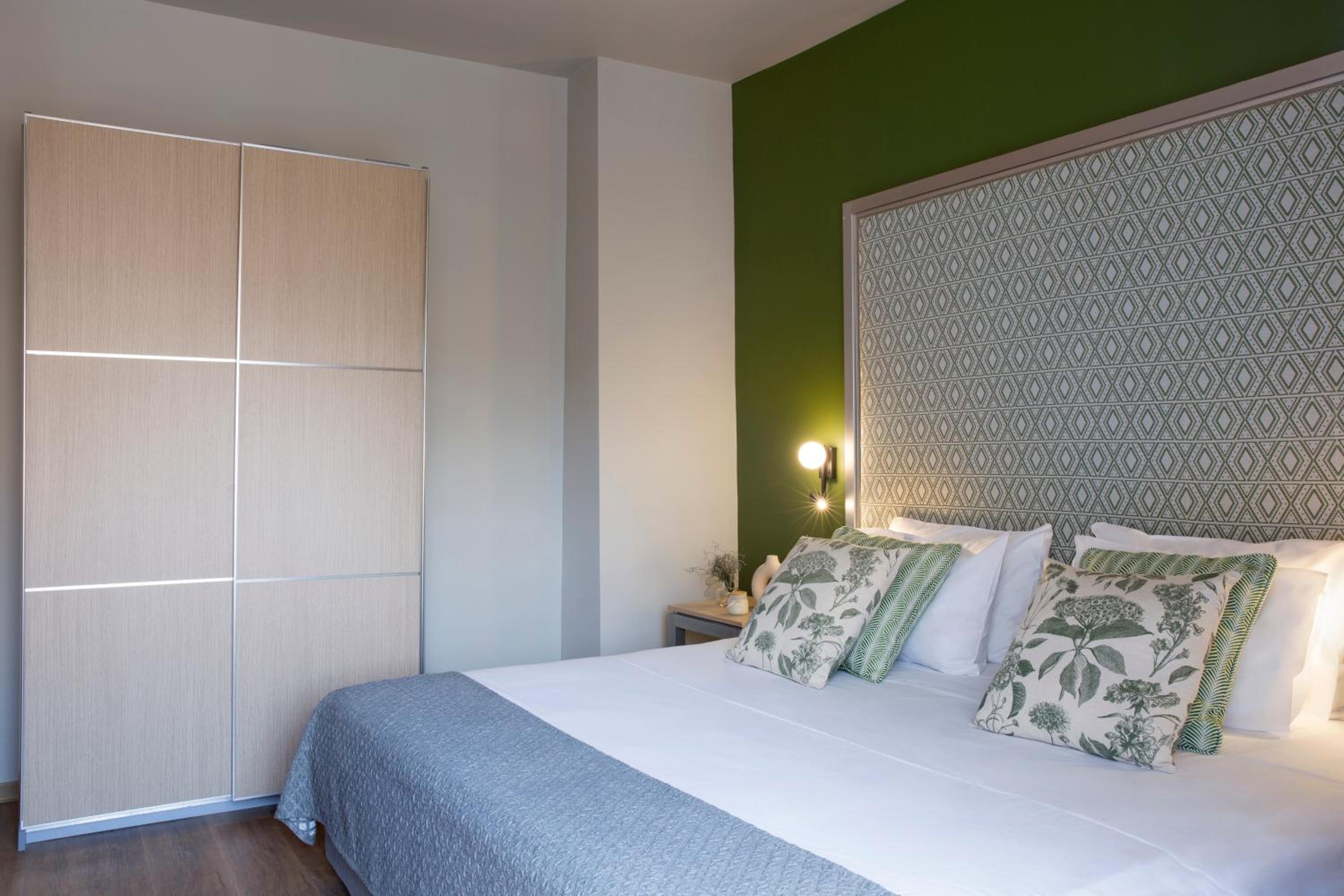 King Suite with Balcony - Photo 4