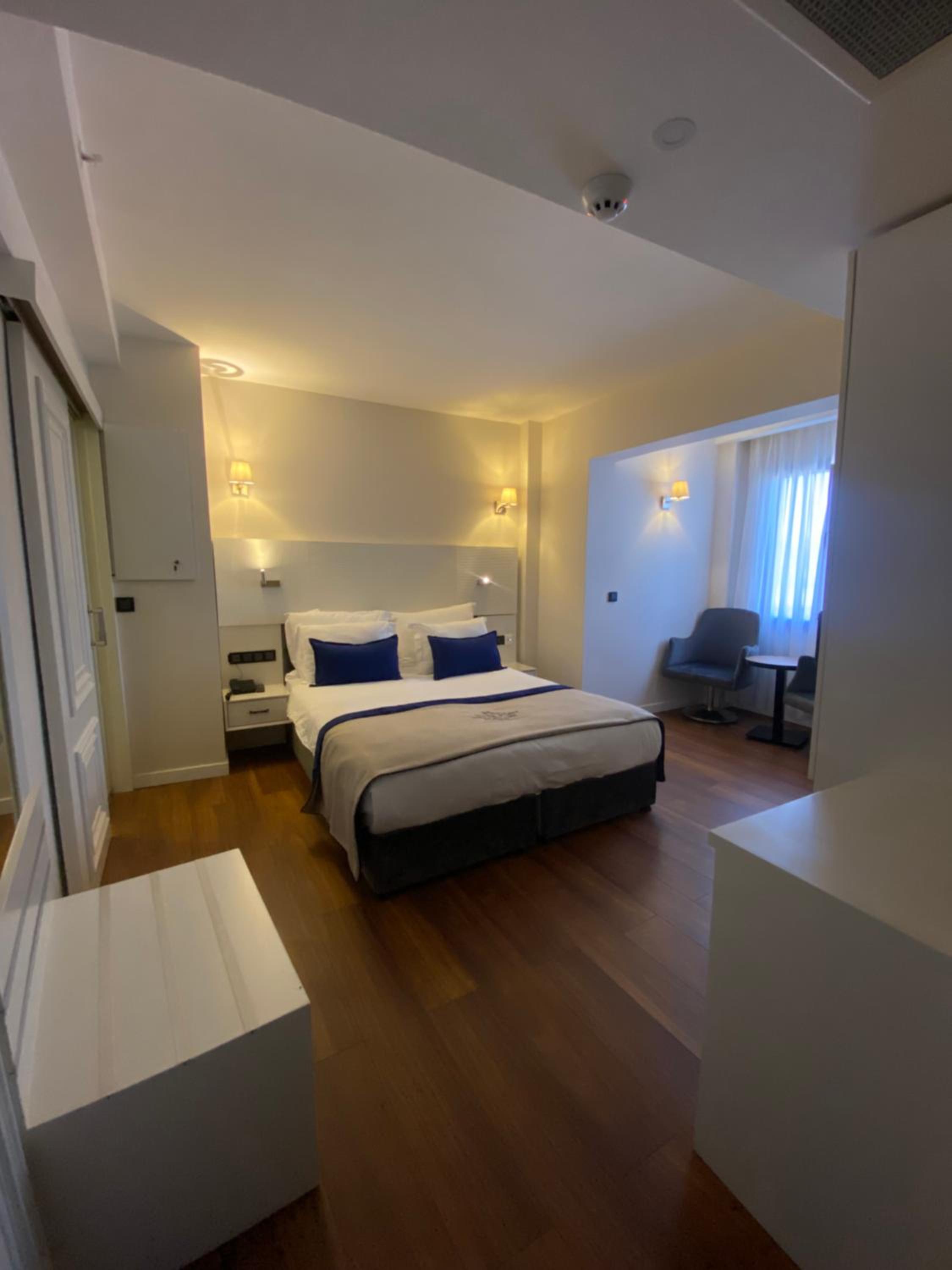 Budget Double Room (No View) - Photo 6