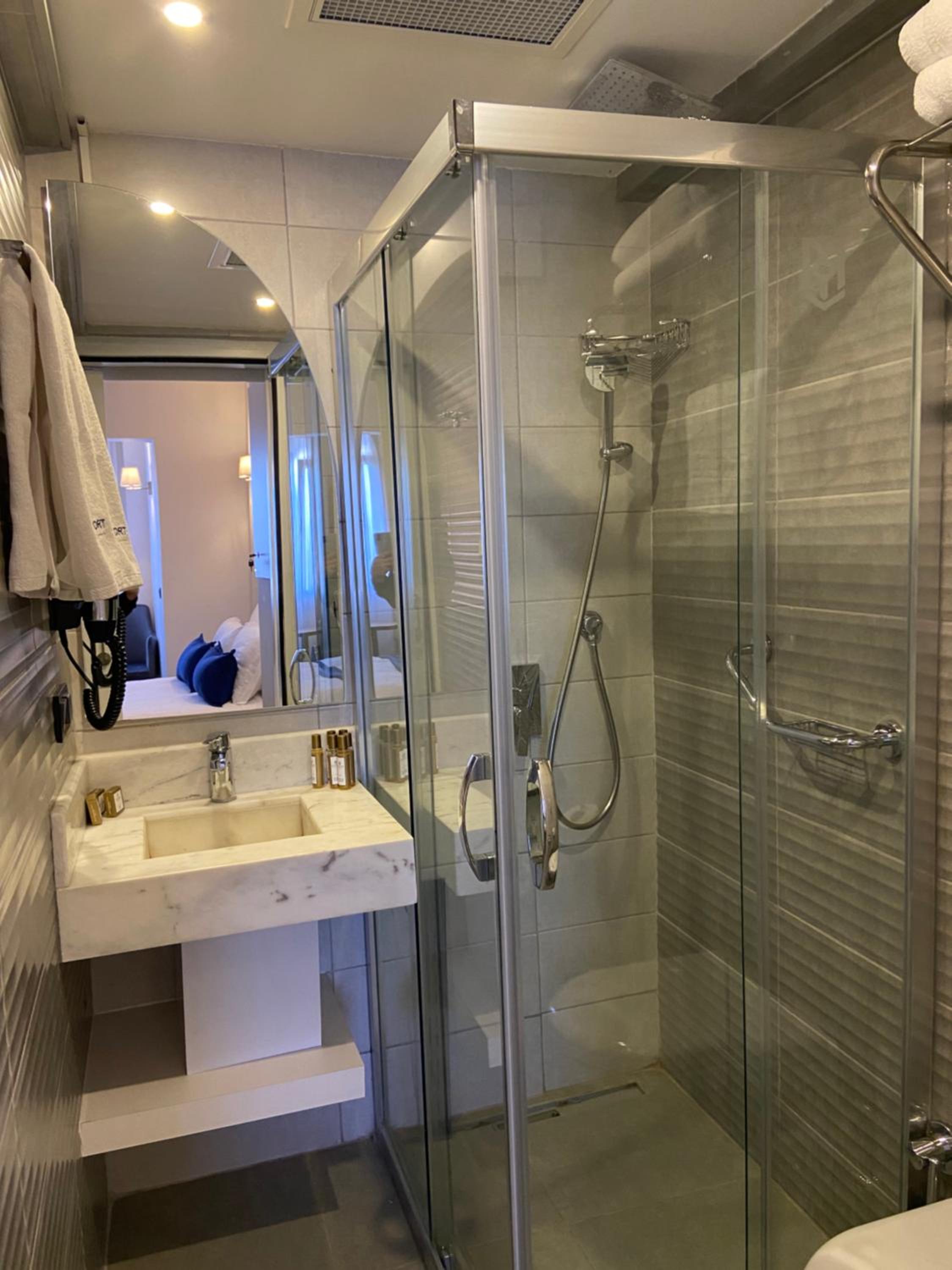 Budget Double Room (No View) - Photo 4
