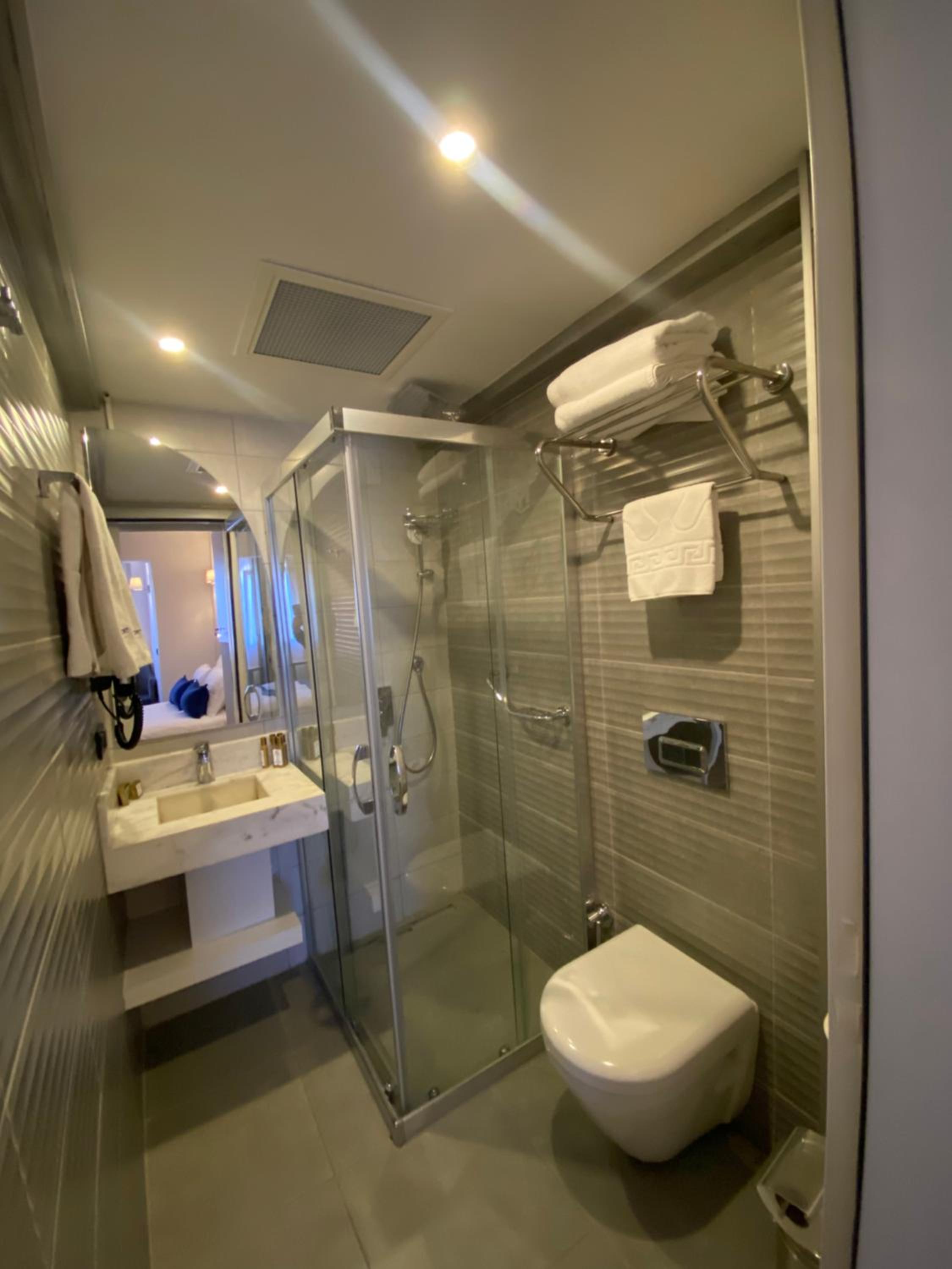 Budget Double Room (No View) - Photo 3