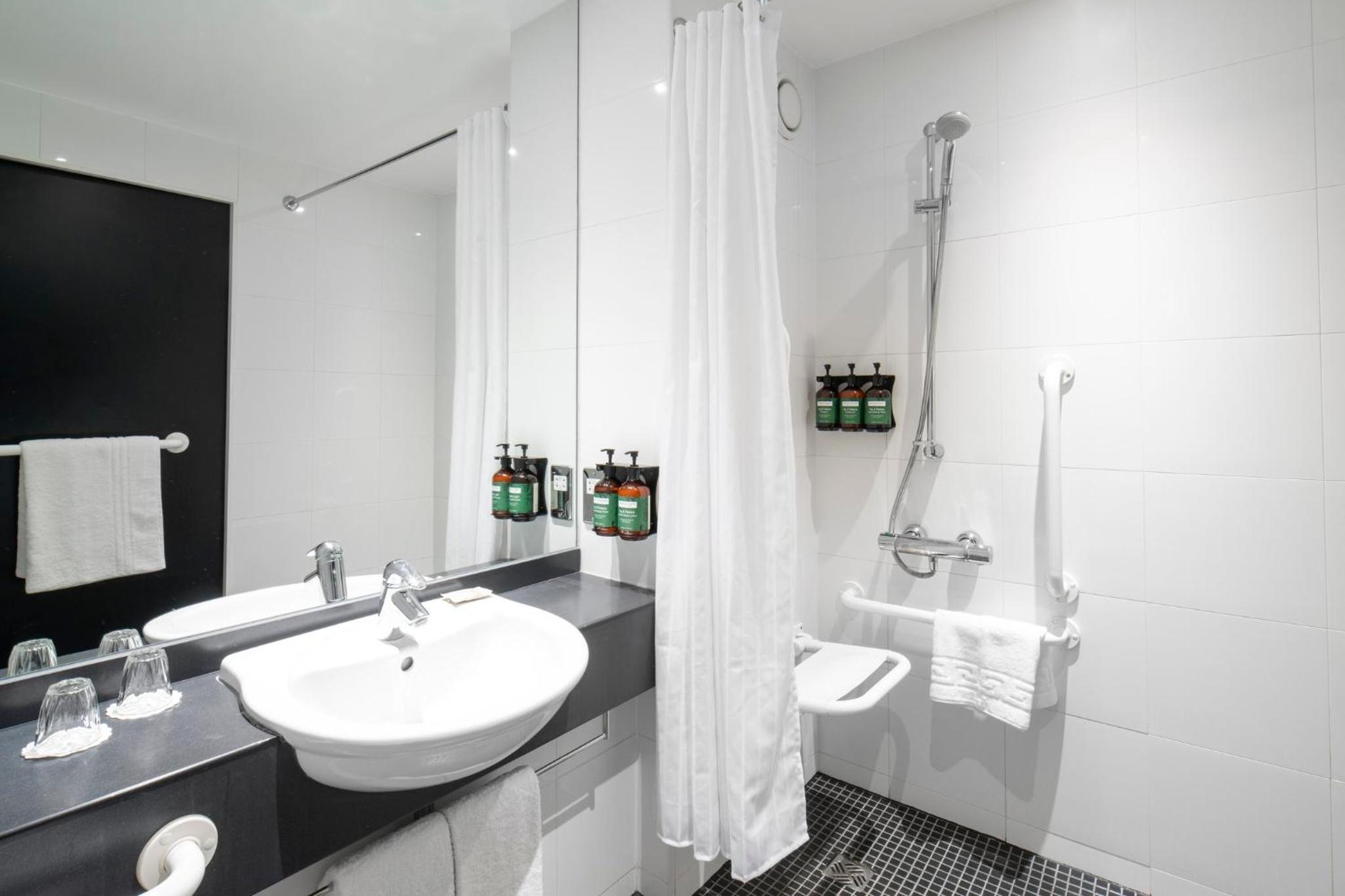 Standard King Room - Disability Access photo 3