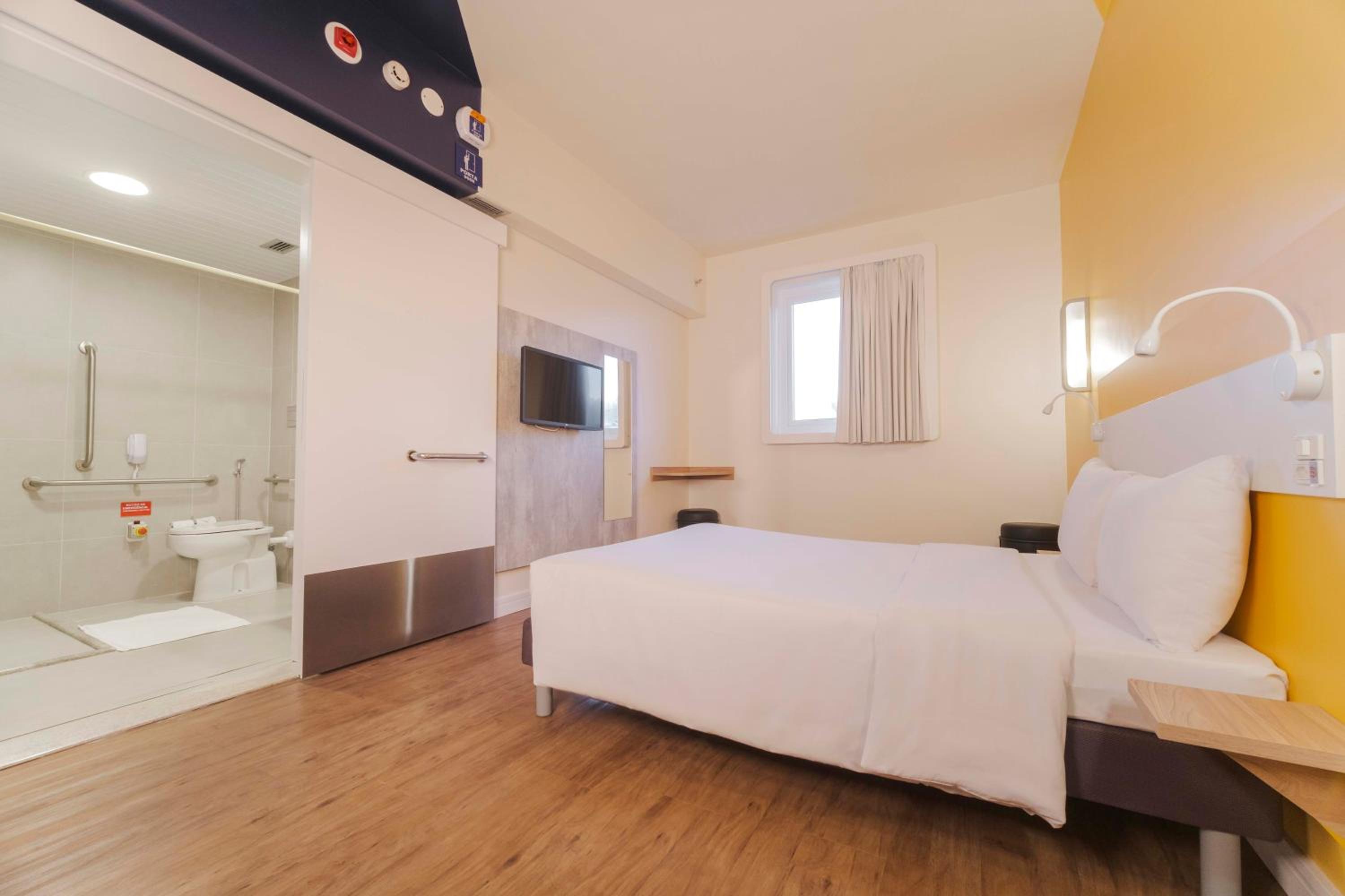 Apartment with Double Bed - Disability Access - Photo 2