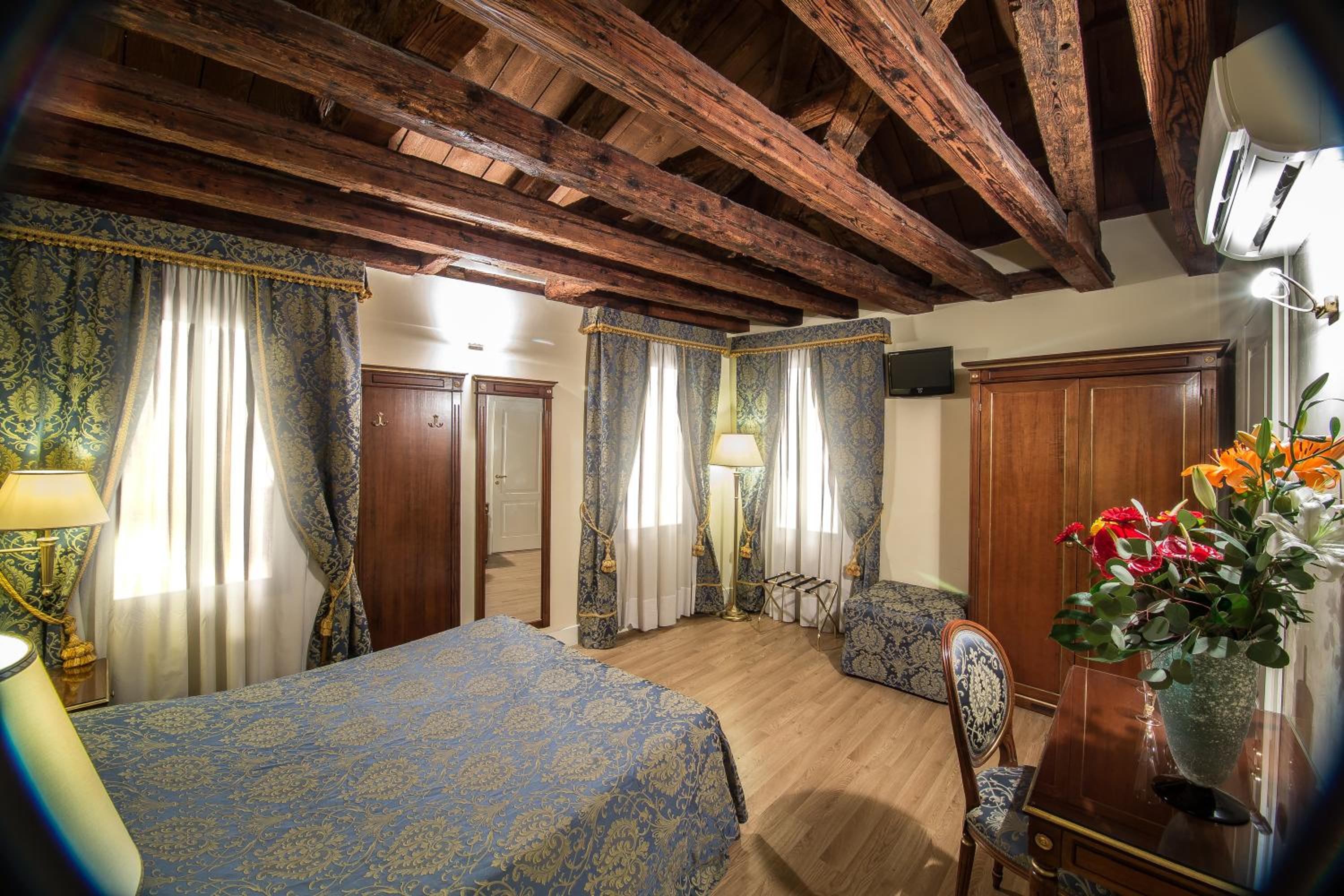Double Room with Canal View photo 2