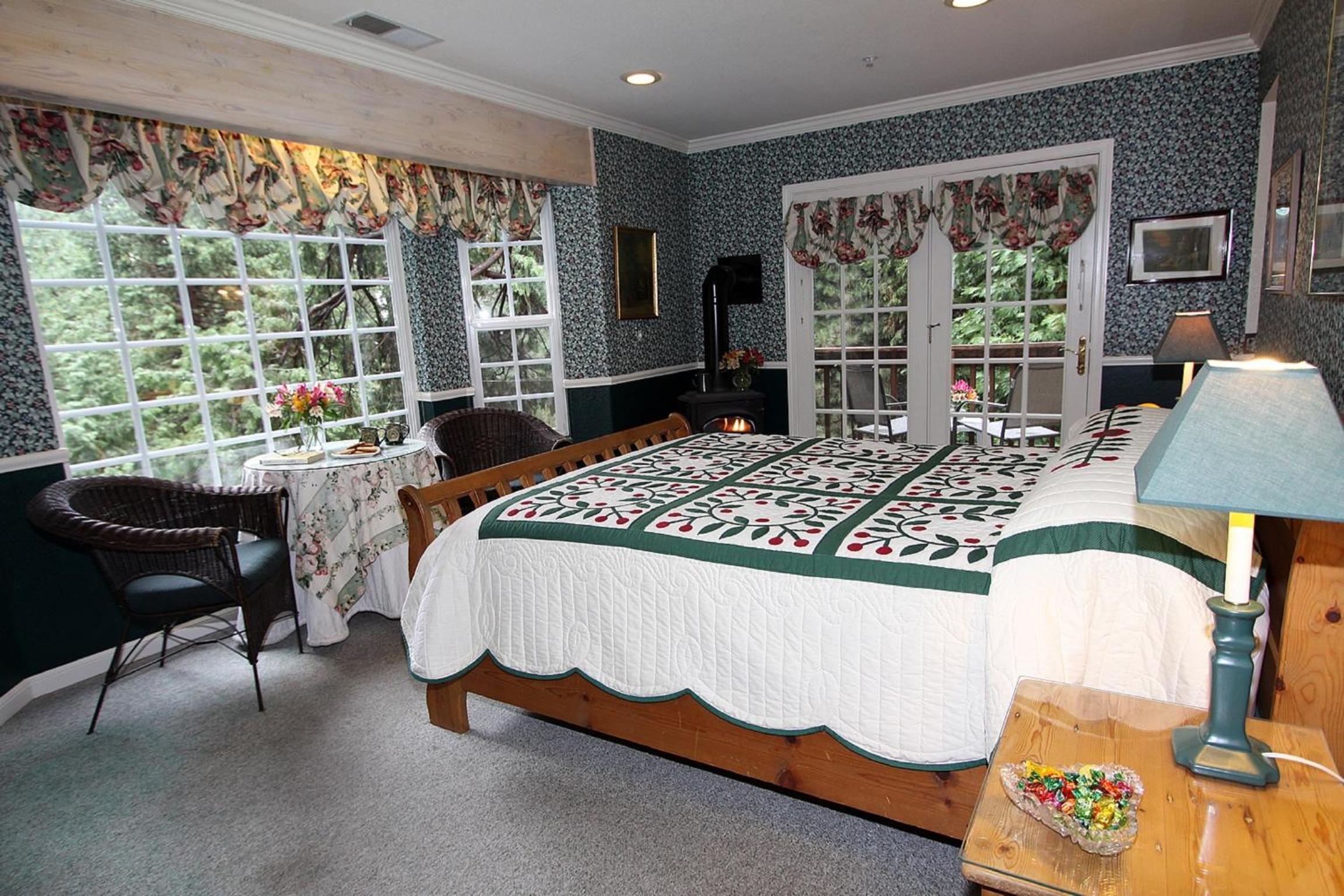 Deluxe Queen Room (Evergreen) photo 1