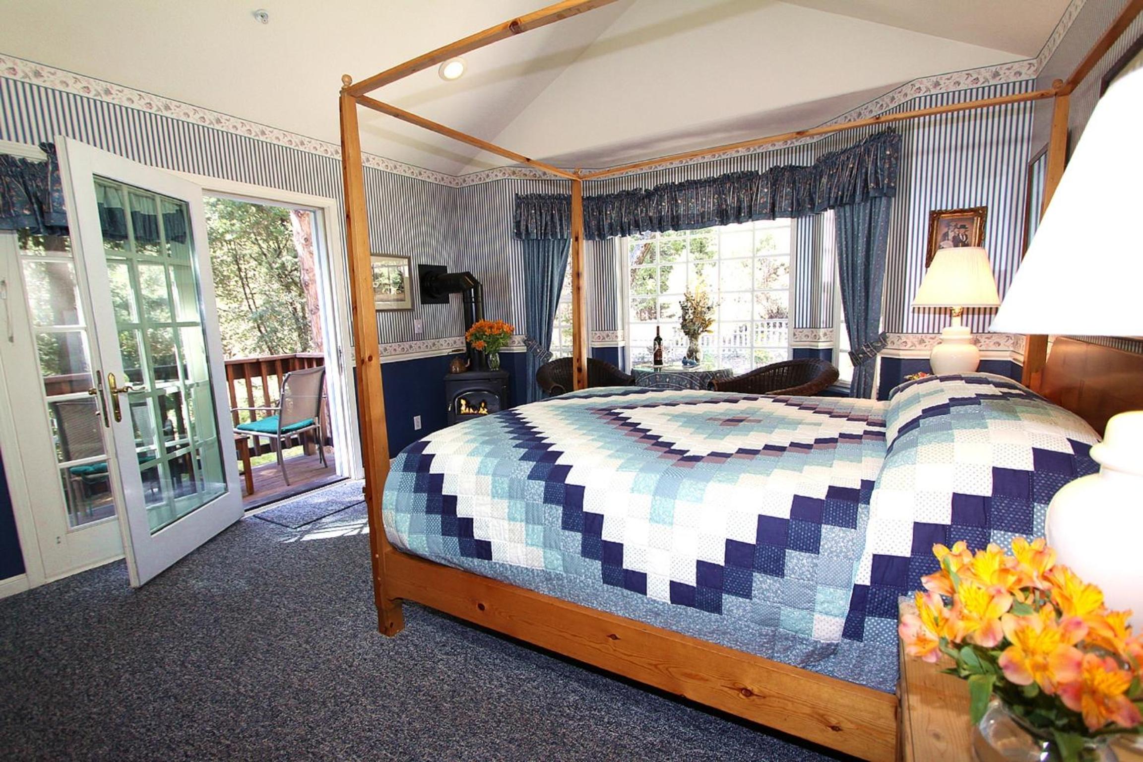 Deluxe Queen Room (Blue) photo 1