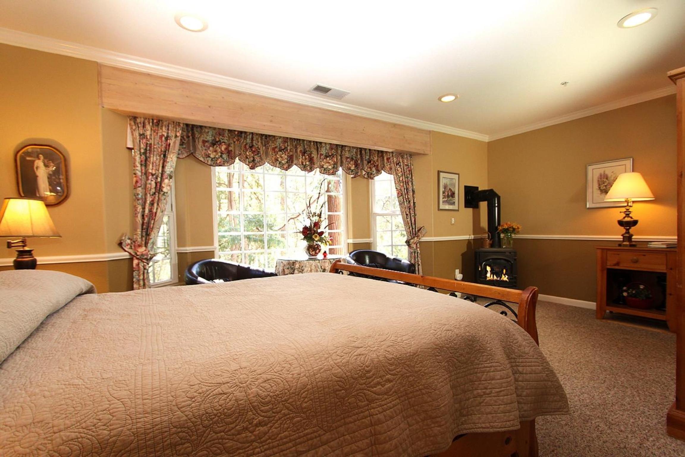 Deluxe Queen Room (Mocha) photo 1