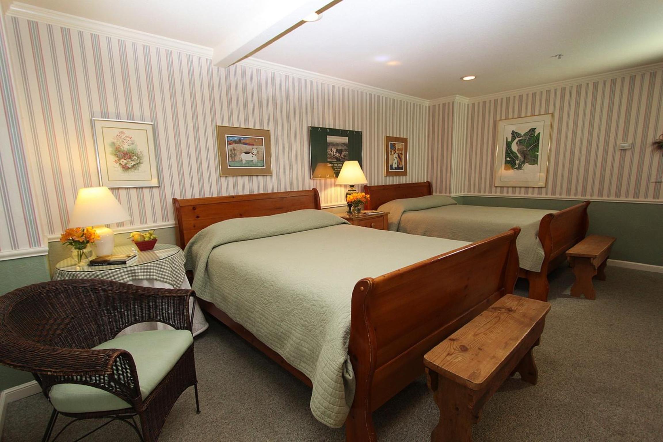 Deluxe Queen Room with Two Queen Beds (Sage) photo 2