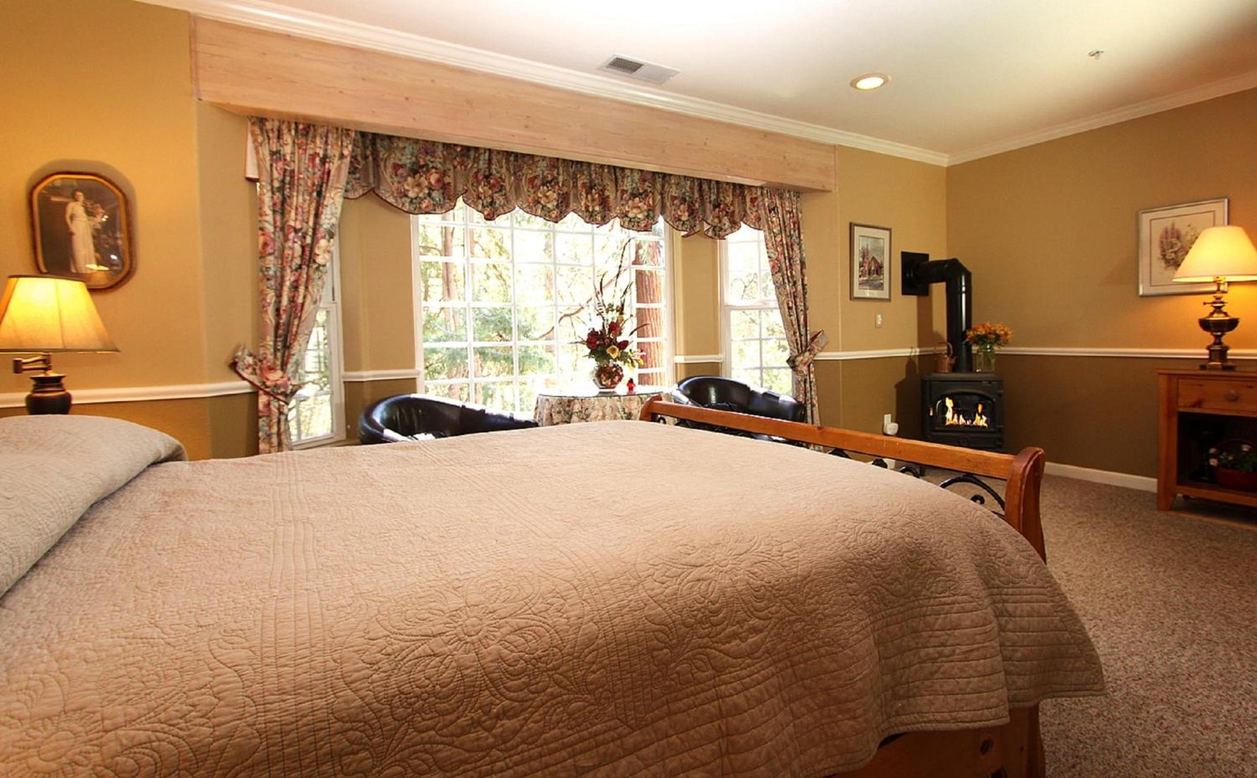 Deluxe Queen Room (Mocha) photo 3