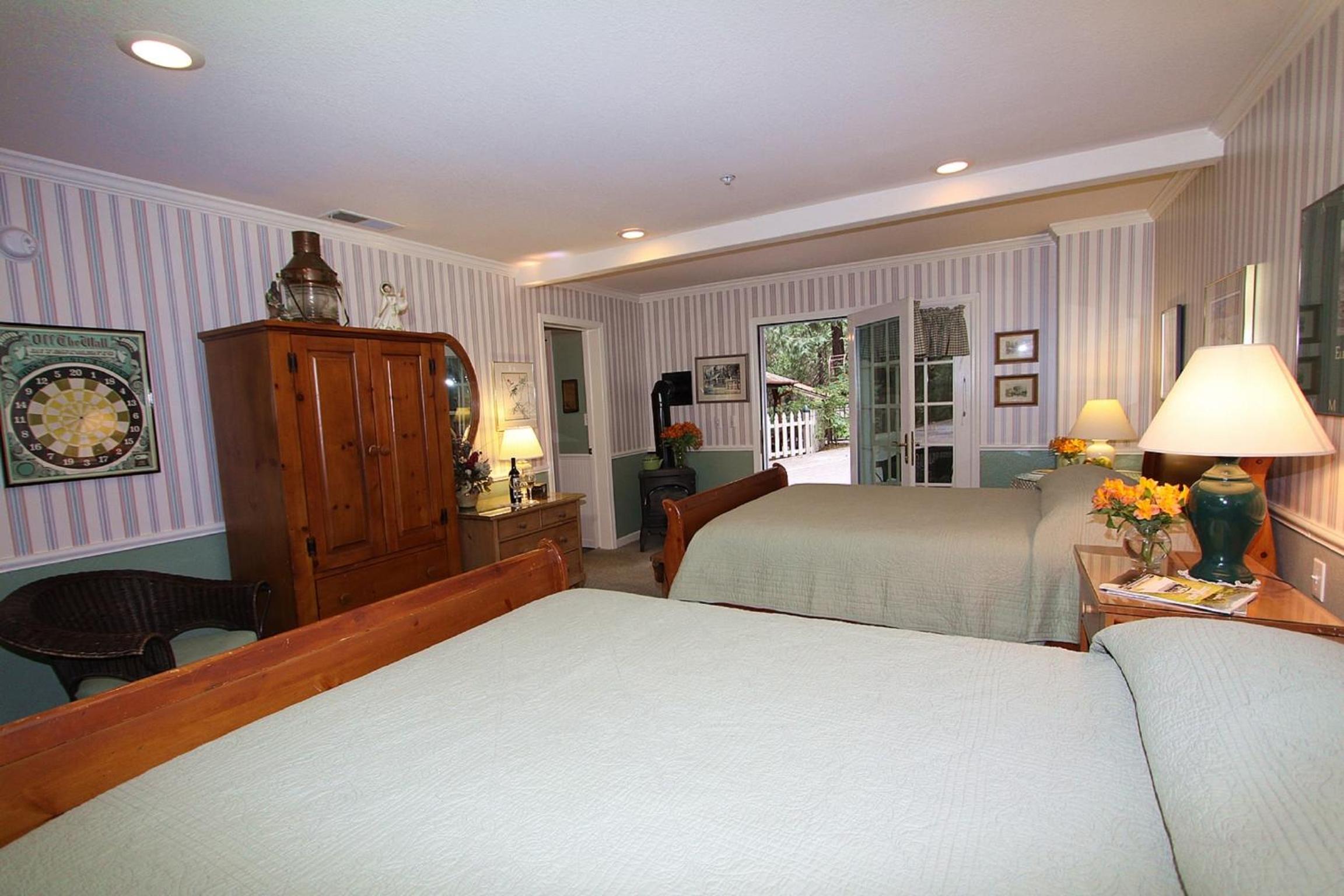 Deluxe Queen Room with Two Queen Beds (Sage) photo 3